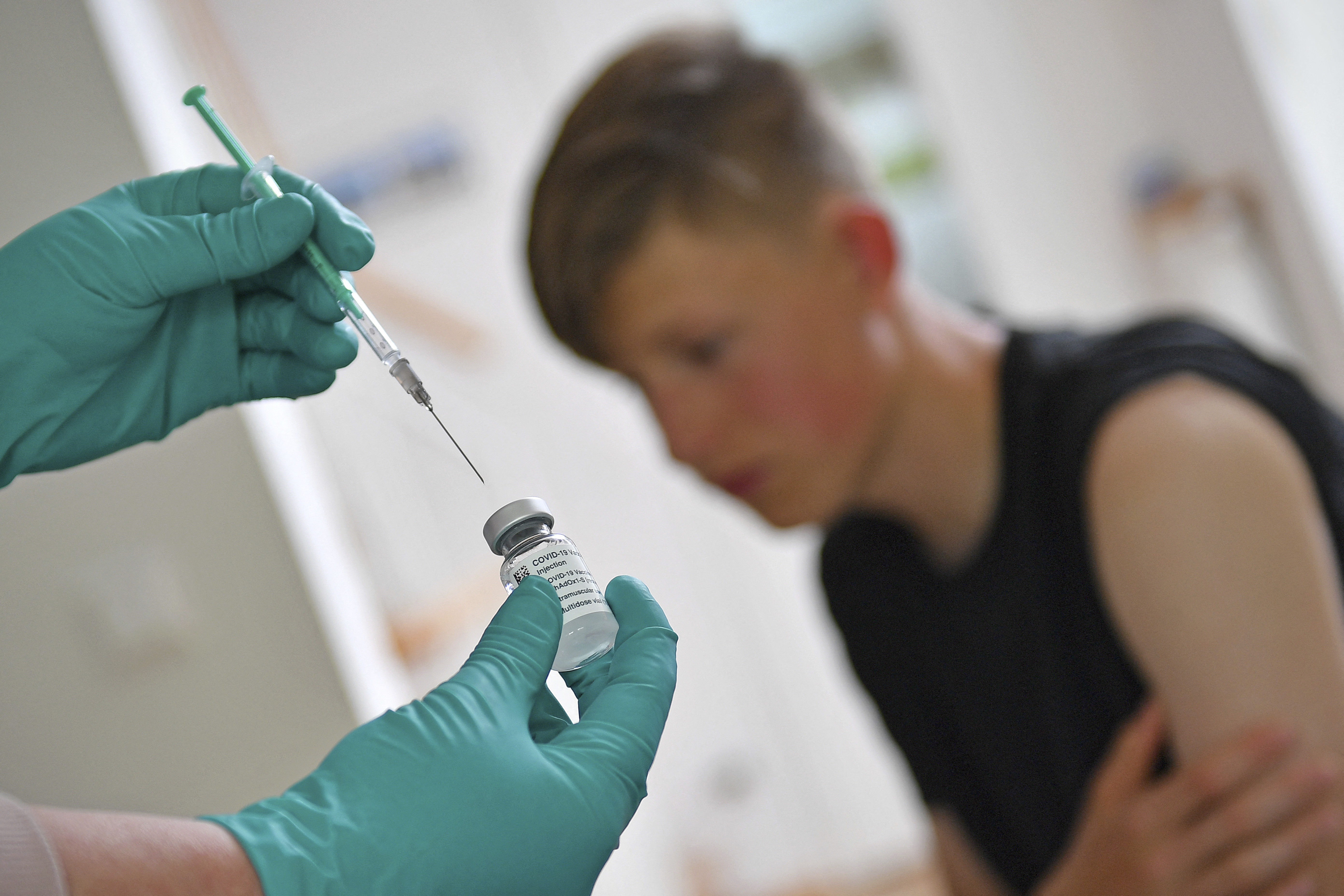 Az iskoláskorú gyerekek beoltását javasolják a brit tisztifőorvosok