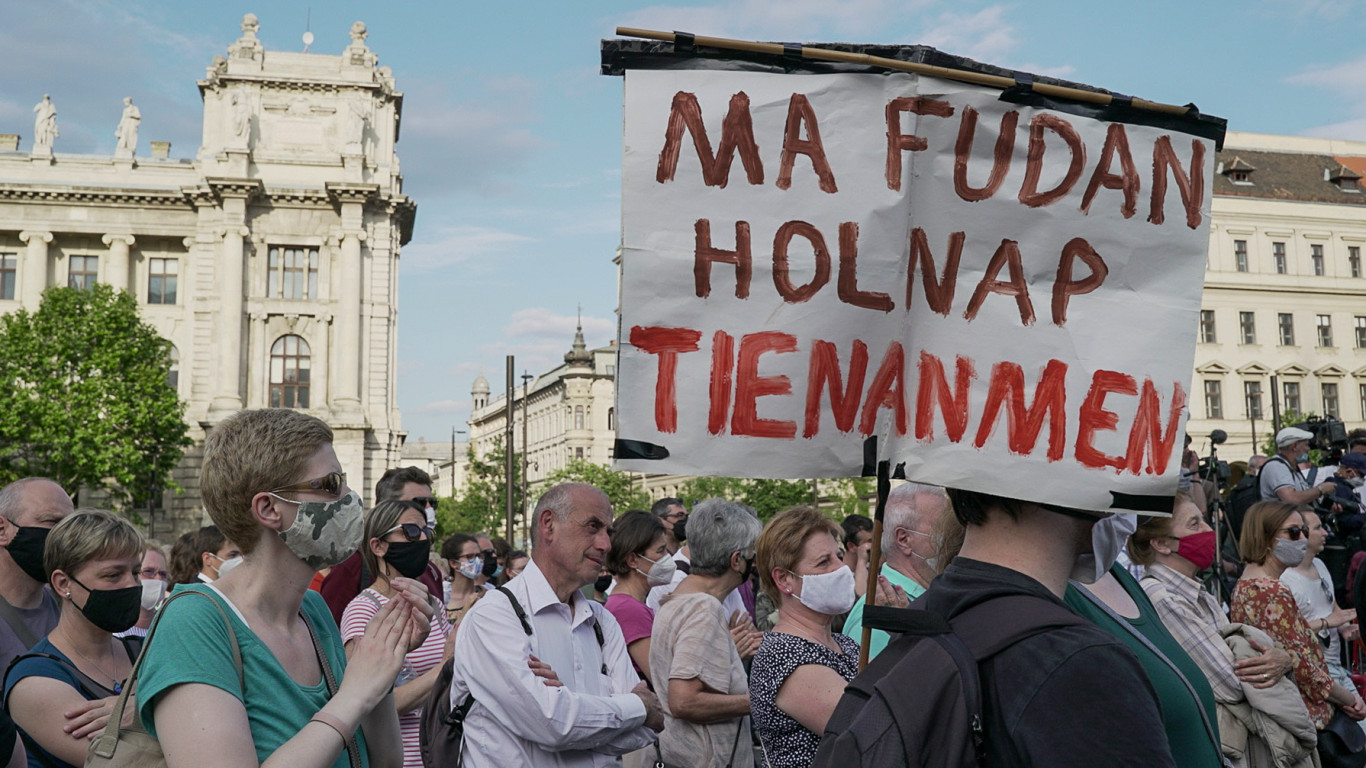 A Fudan egyetem sehol, de a fenntartására létrehozott alapítvány egy éven belül a harmadik főigazgatót kapja