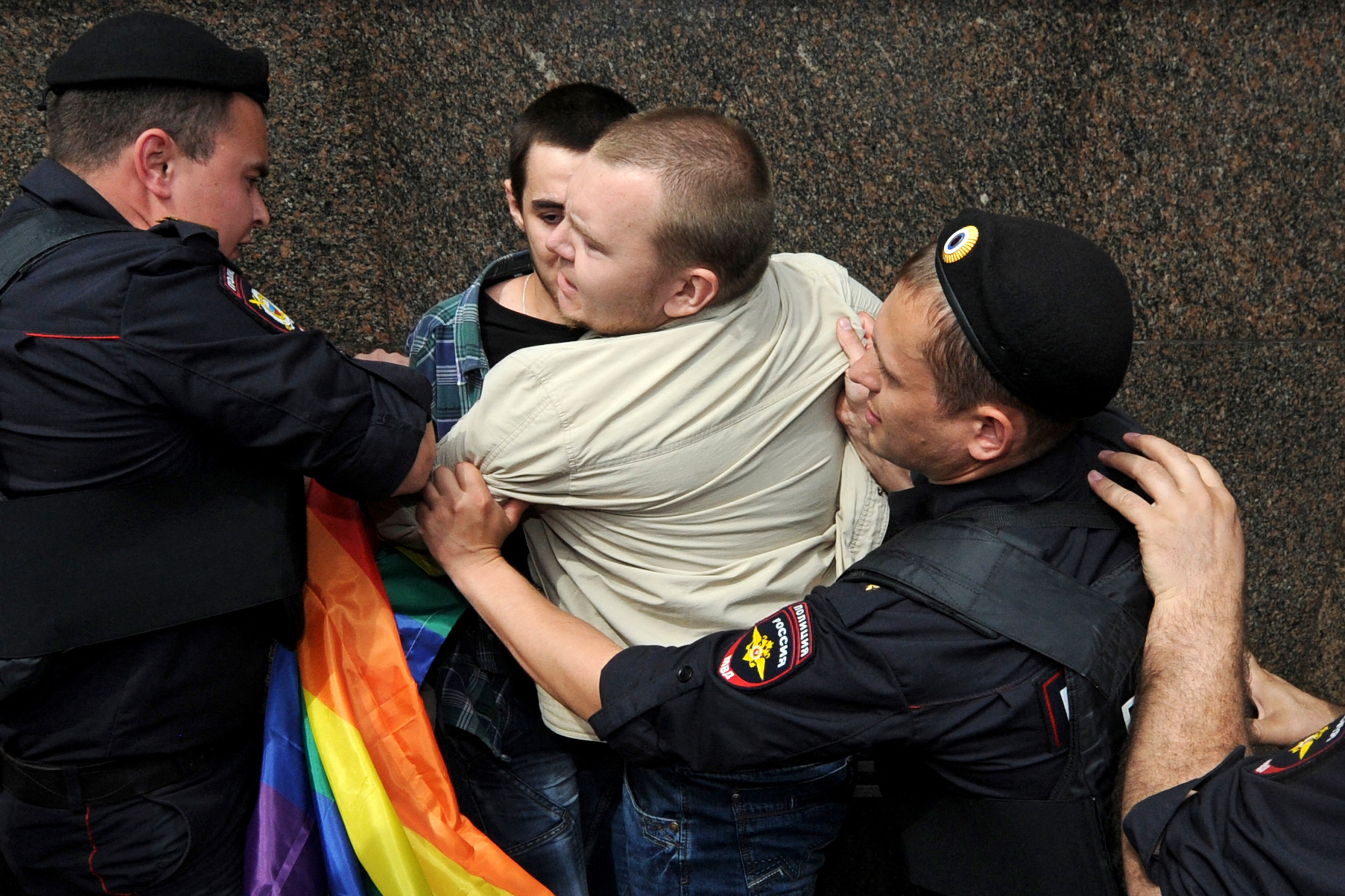 Гомосексуализм видео. Гомосексуализм в России. Гомосексуалисты-насильники.