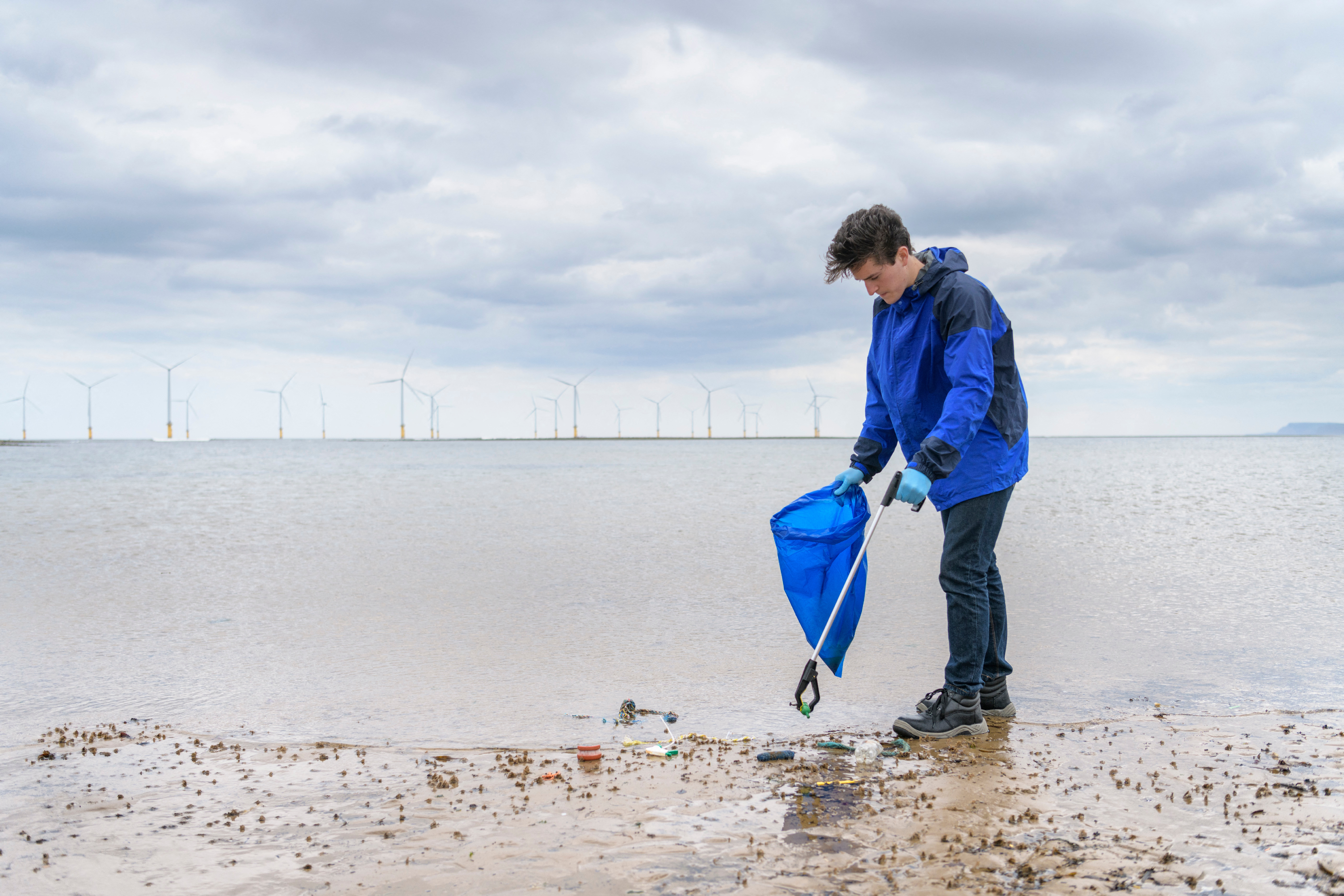 Műanyaggyűjtő önkéntes Észak-Kelet Anglia partjainál