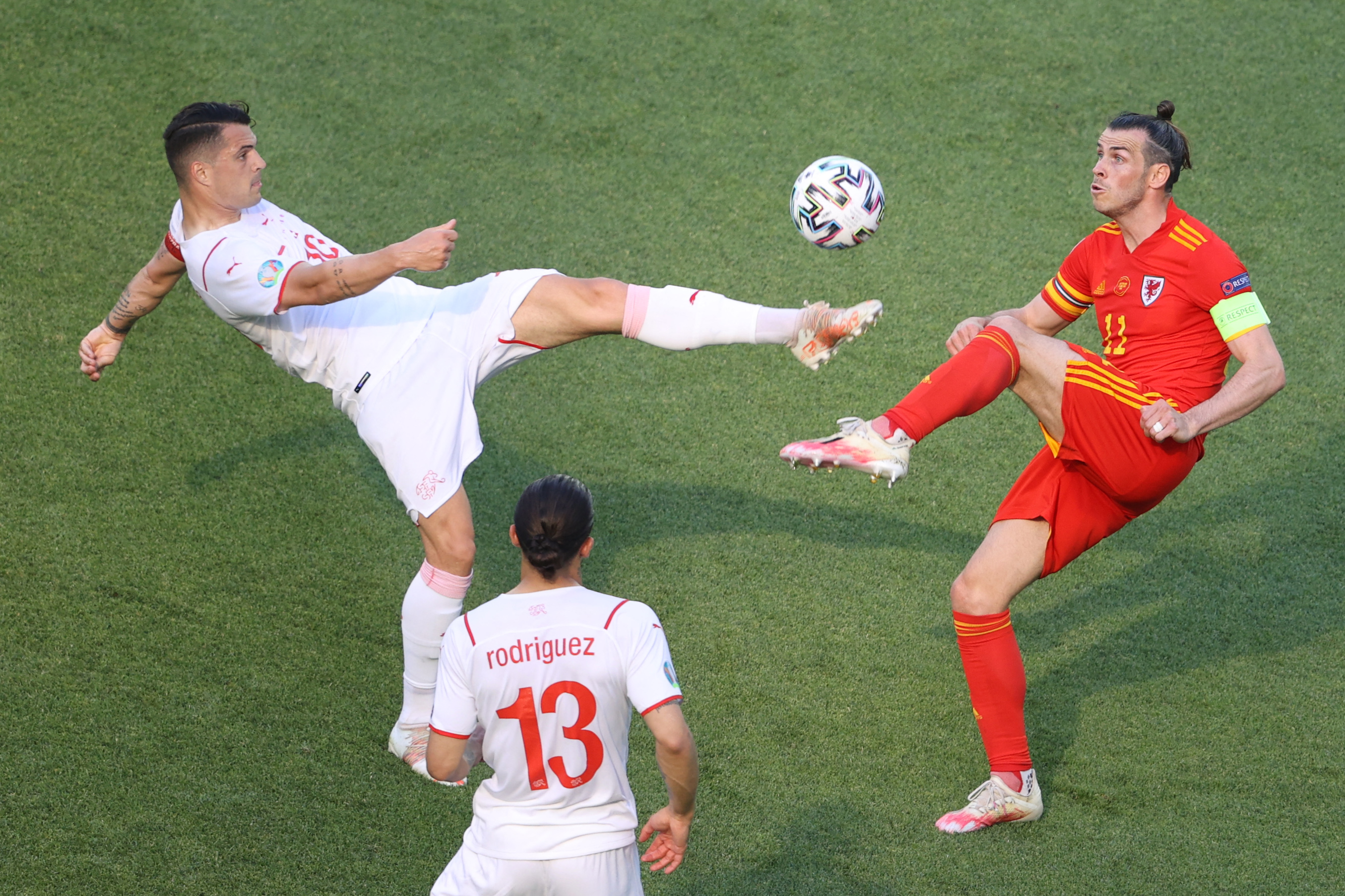 Granit Xhaka és Gareth Bale küzd a labdáért