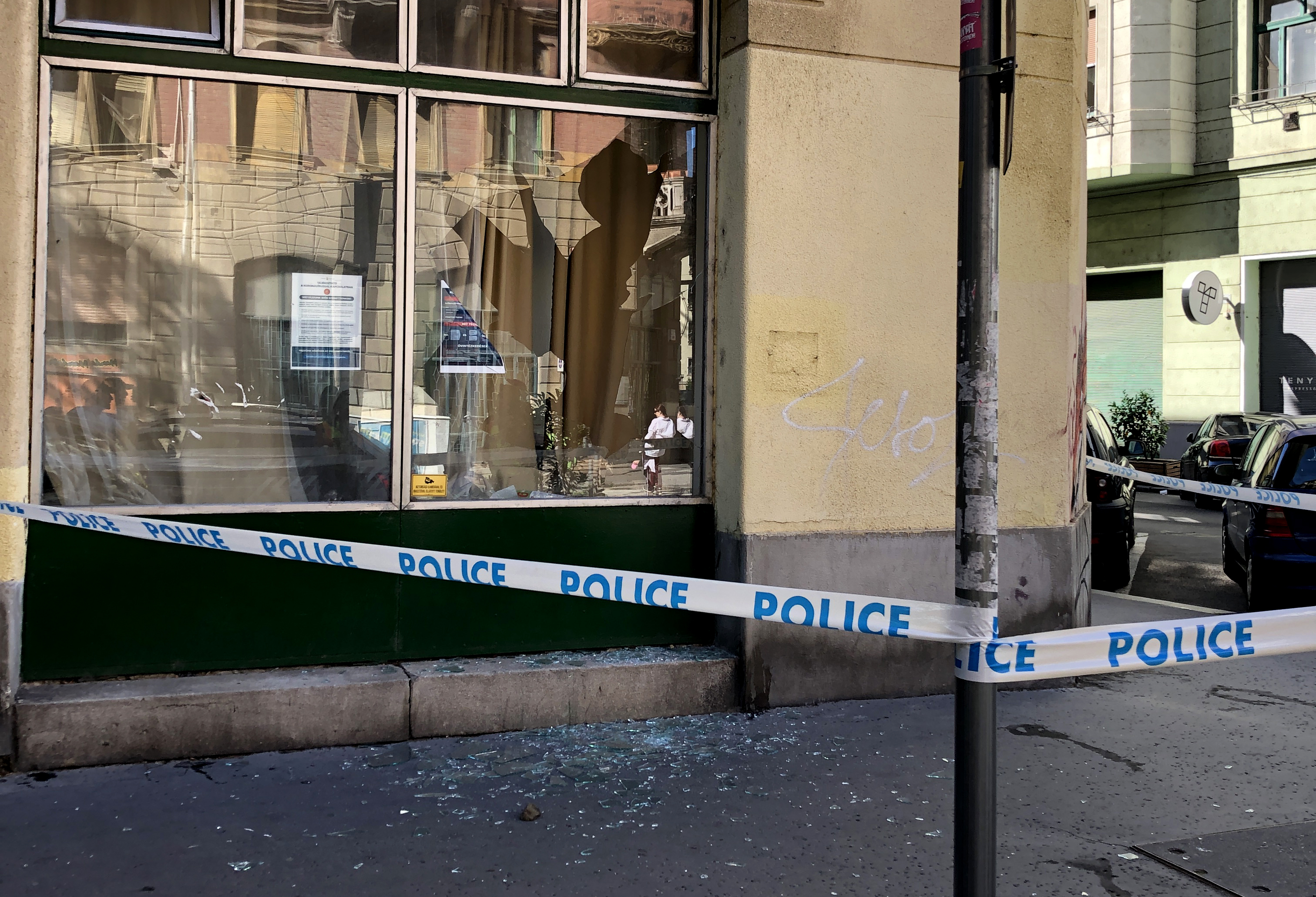 Egy férfi kővel dobta be a ferencvárosi Fidesz-iroda ablakát