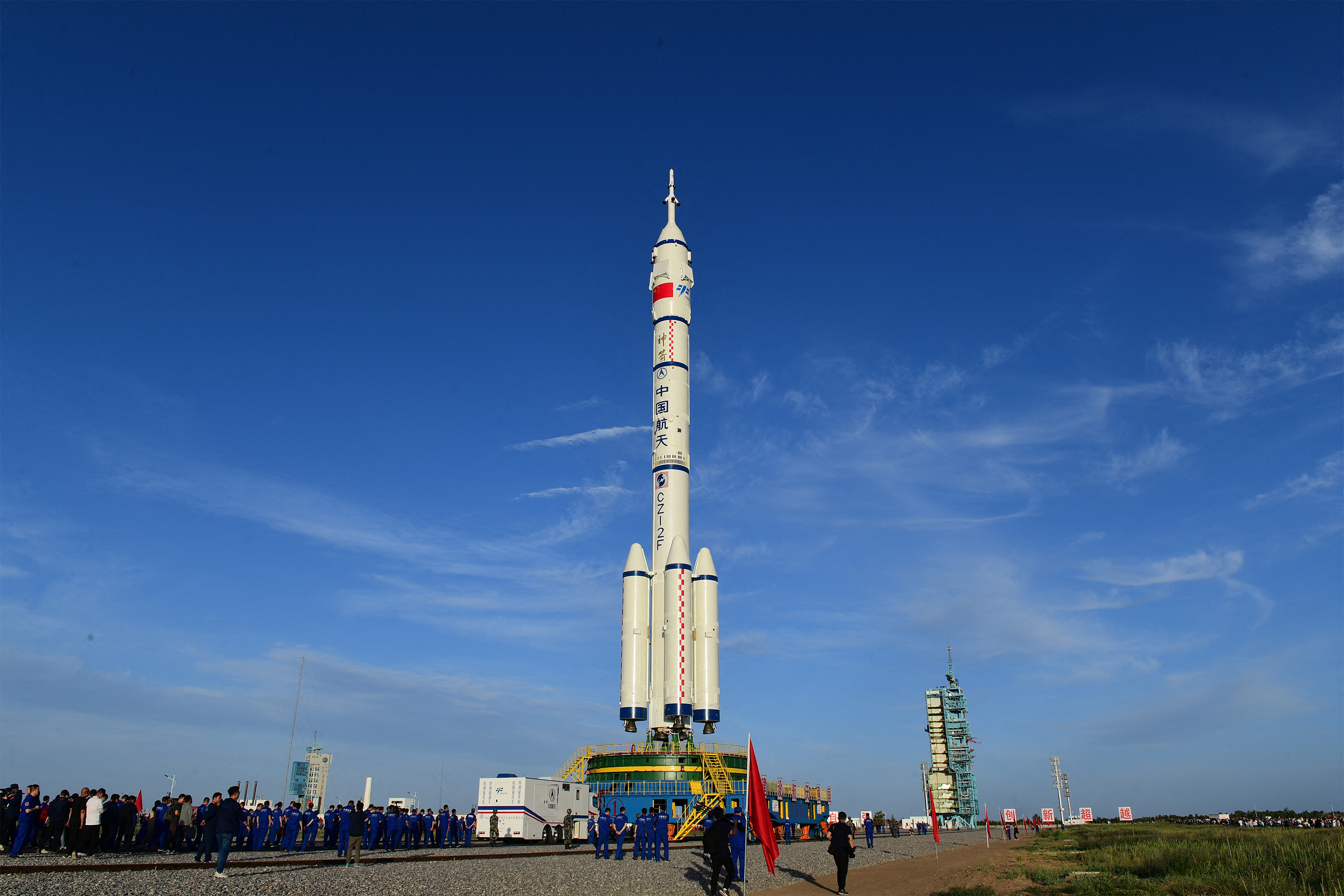 Kína csütörtökön három asztronautát küld az űrbe
