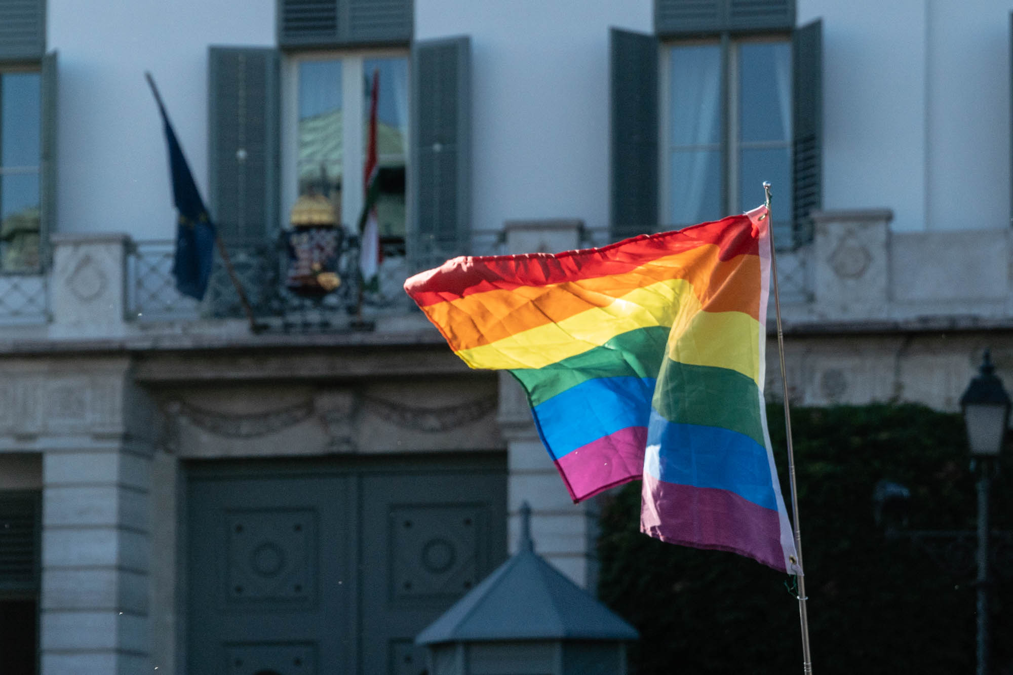 Tüntetés a homofób törvény ellen a Sándor-palota előtt júniusban.