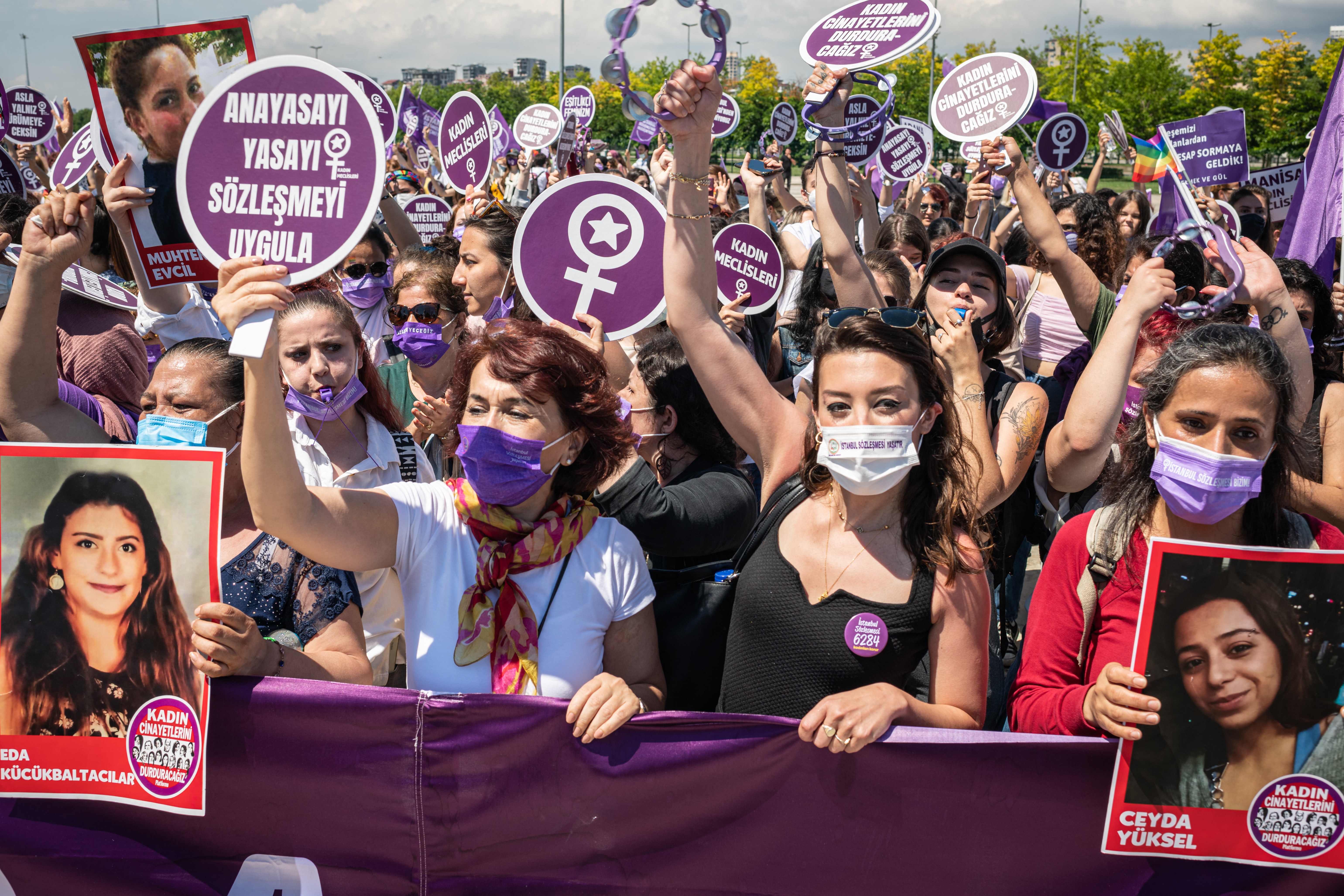 Több ezer török nő tüntetett az ellen, hogy Törökország kilépjen az Isztambuli Egyezményből