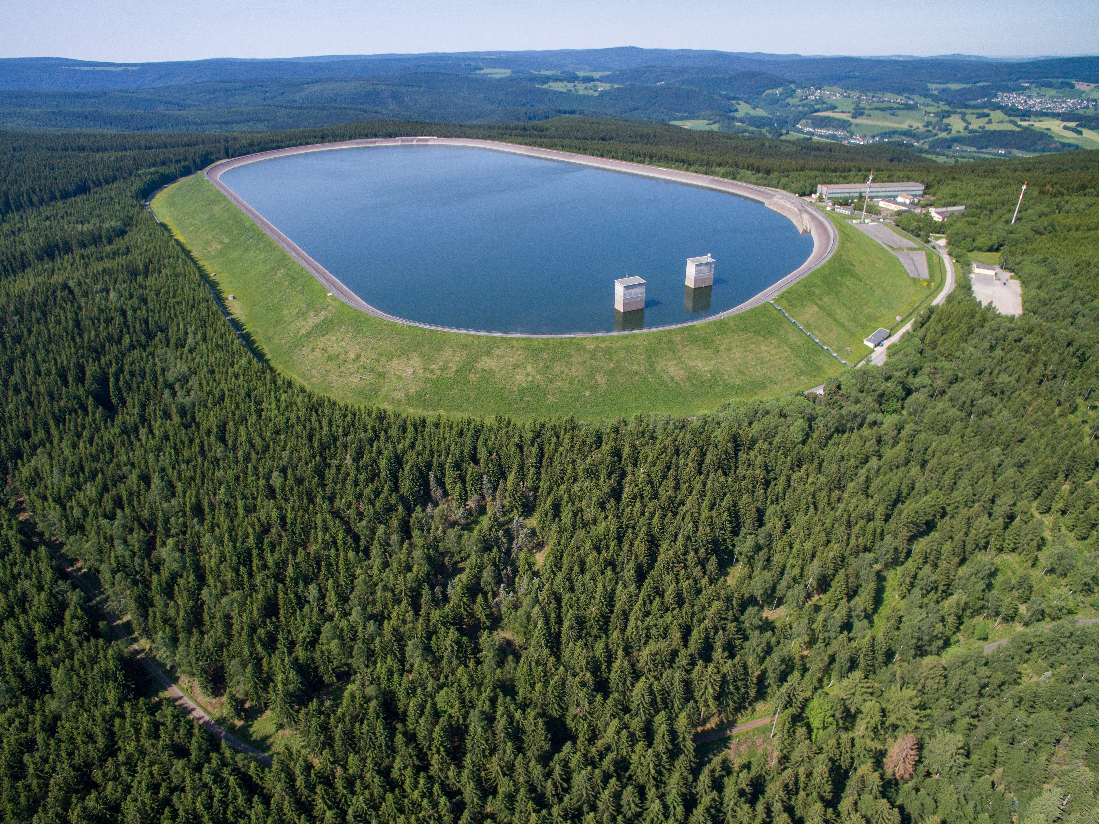 Szivattyús-tározós erőmű felső víztározója a németországi Markersbach-ban
