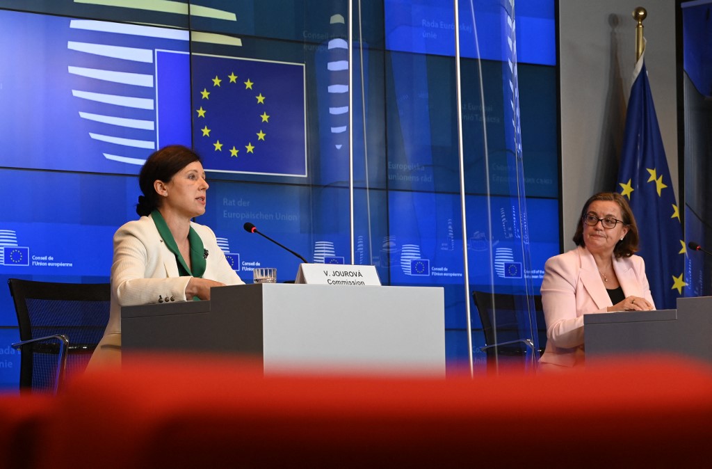 Vera Jourova biztos és Paula Zacarias portugál EU-ügyi államtitkár az ülés után.