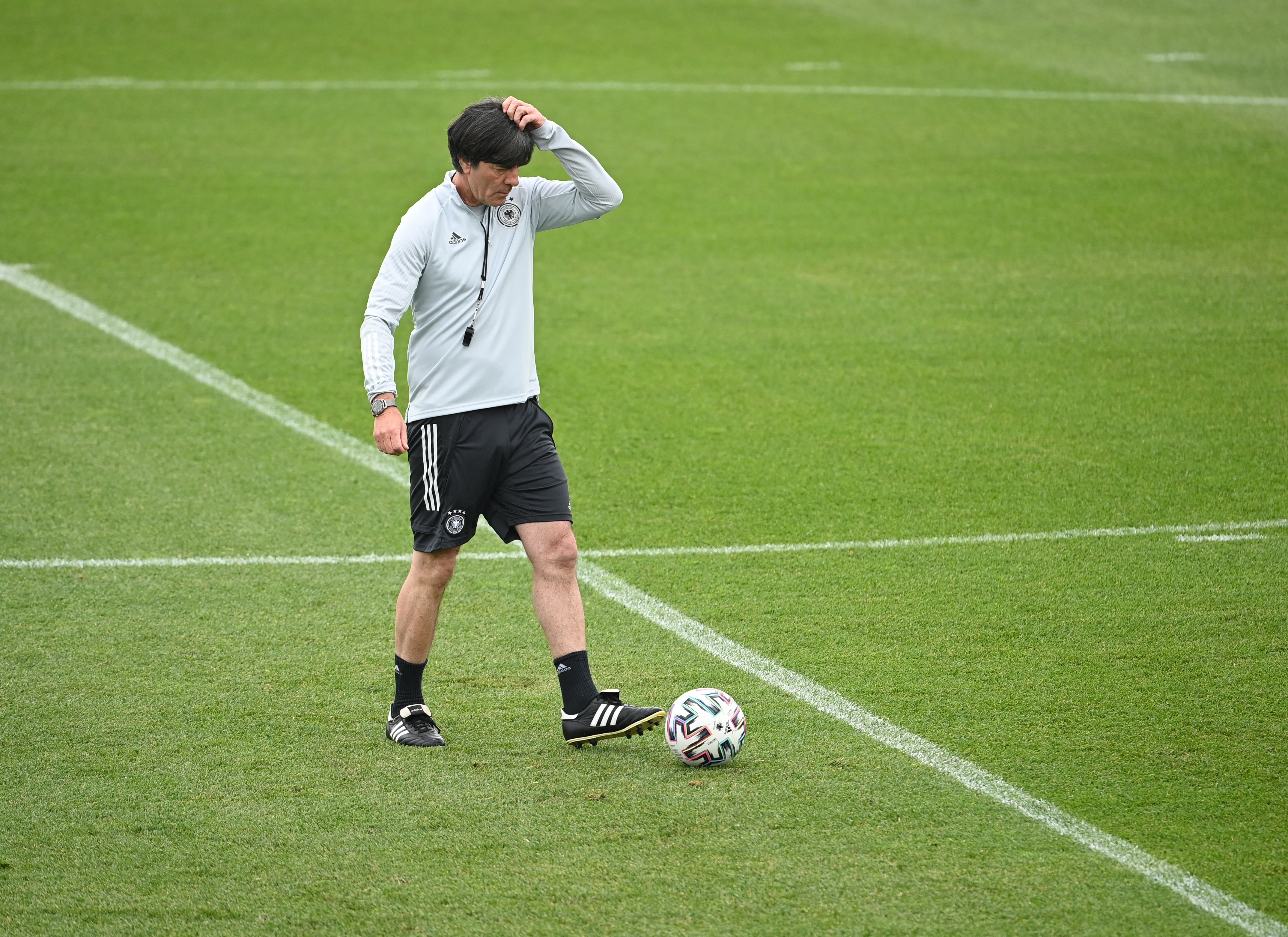 Löw a német válogatott edzésén az Adi Dassler Stadionban 2021. június 22-én.