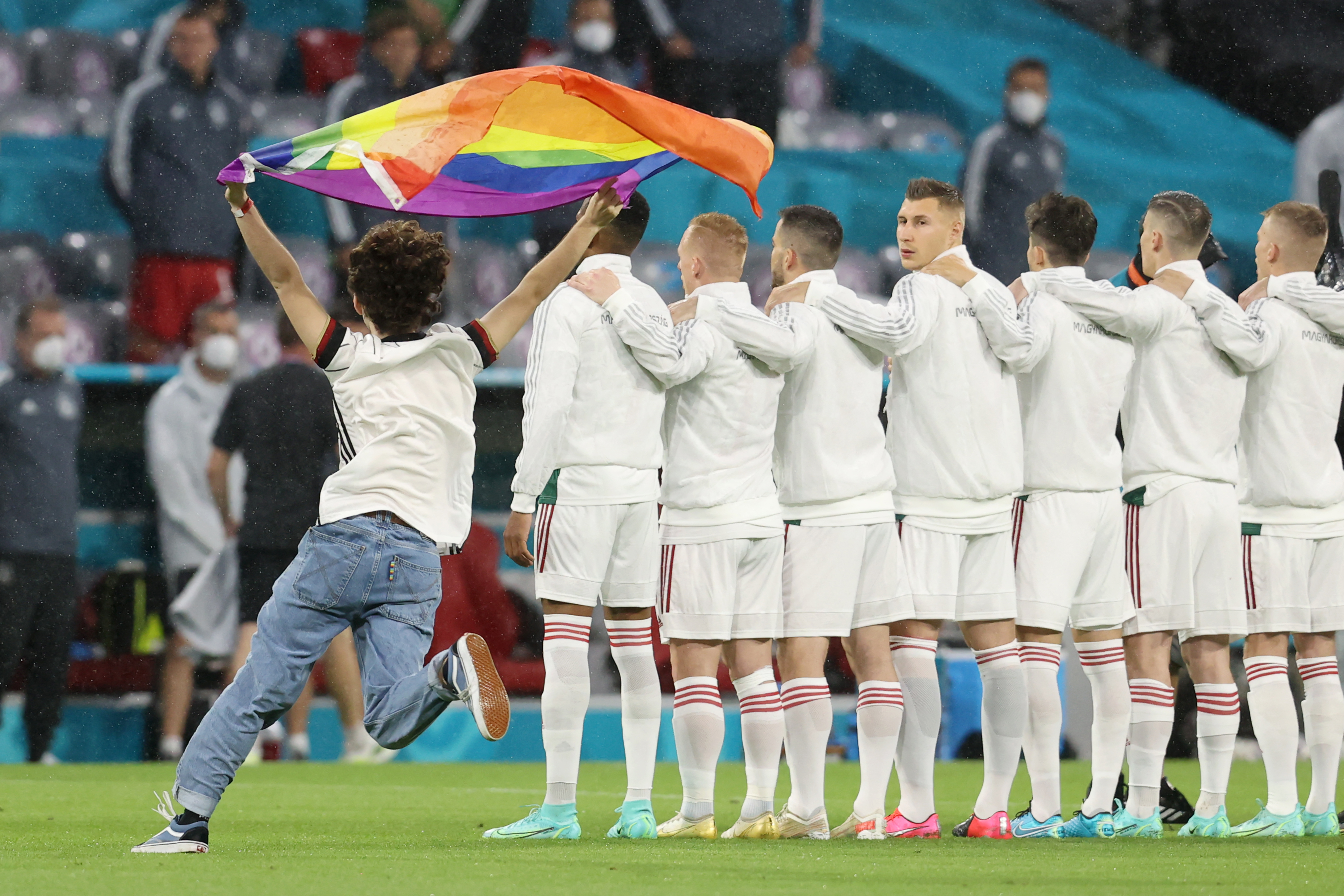 Pride-zászlós német szurkoló rohan be a pályára a Himnusz alatt a müncheni Allianz Arenában a Németország-Magyarország foci-Eb-mérkőzés előtt 2021. június 23-án.