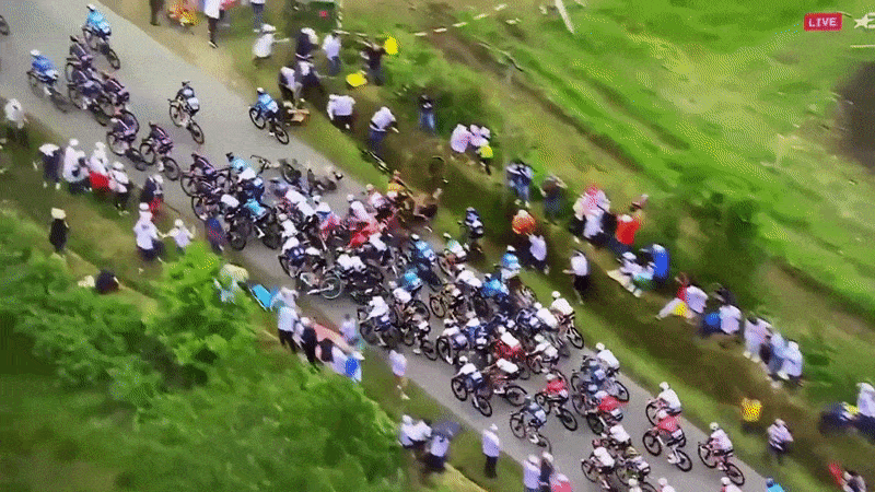 Egy szurkolónak sikerült felbuktatni a Tour de France élmezőnyét