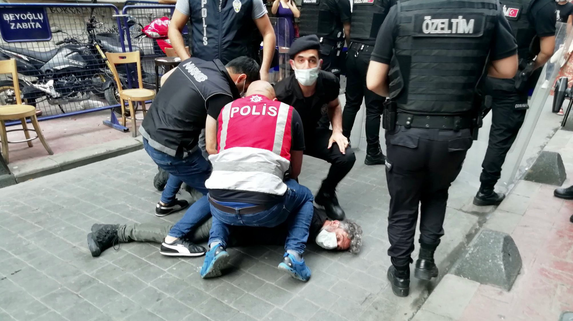 Könnygázzal és gumilövedékekkel oszlatta fel a rendőrség a isztambuli Pride-ot