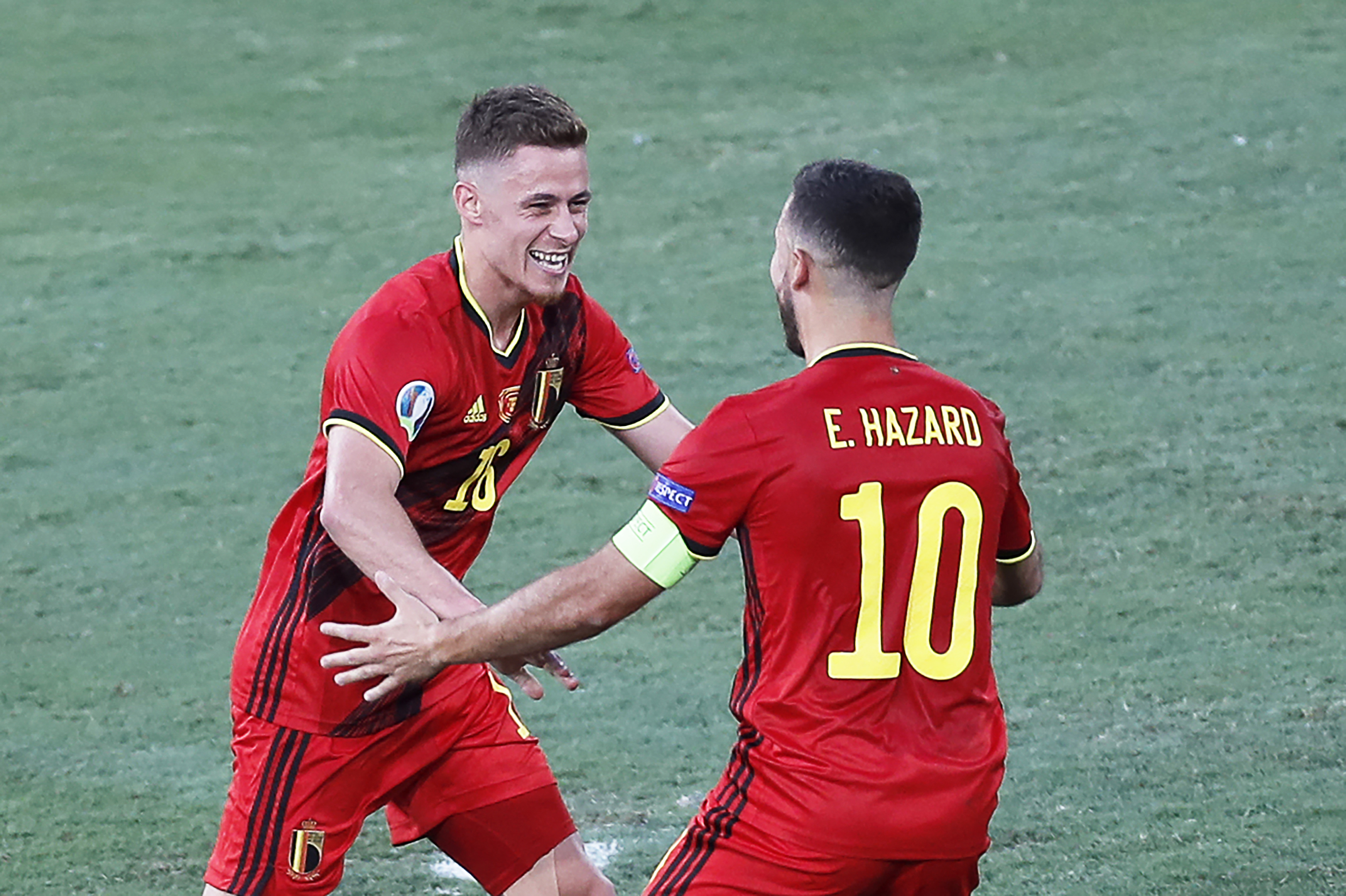 A Hazard testvérek, Eden (háttal) és Thorgan ünneplik az utóbbi gólját.