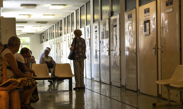 A III. kerületi Csobánka téri Szent Margit Rendelőintézet egyik várója a felújítás előtt 2018. július 16-án.