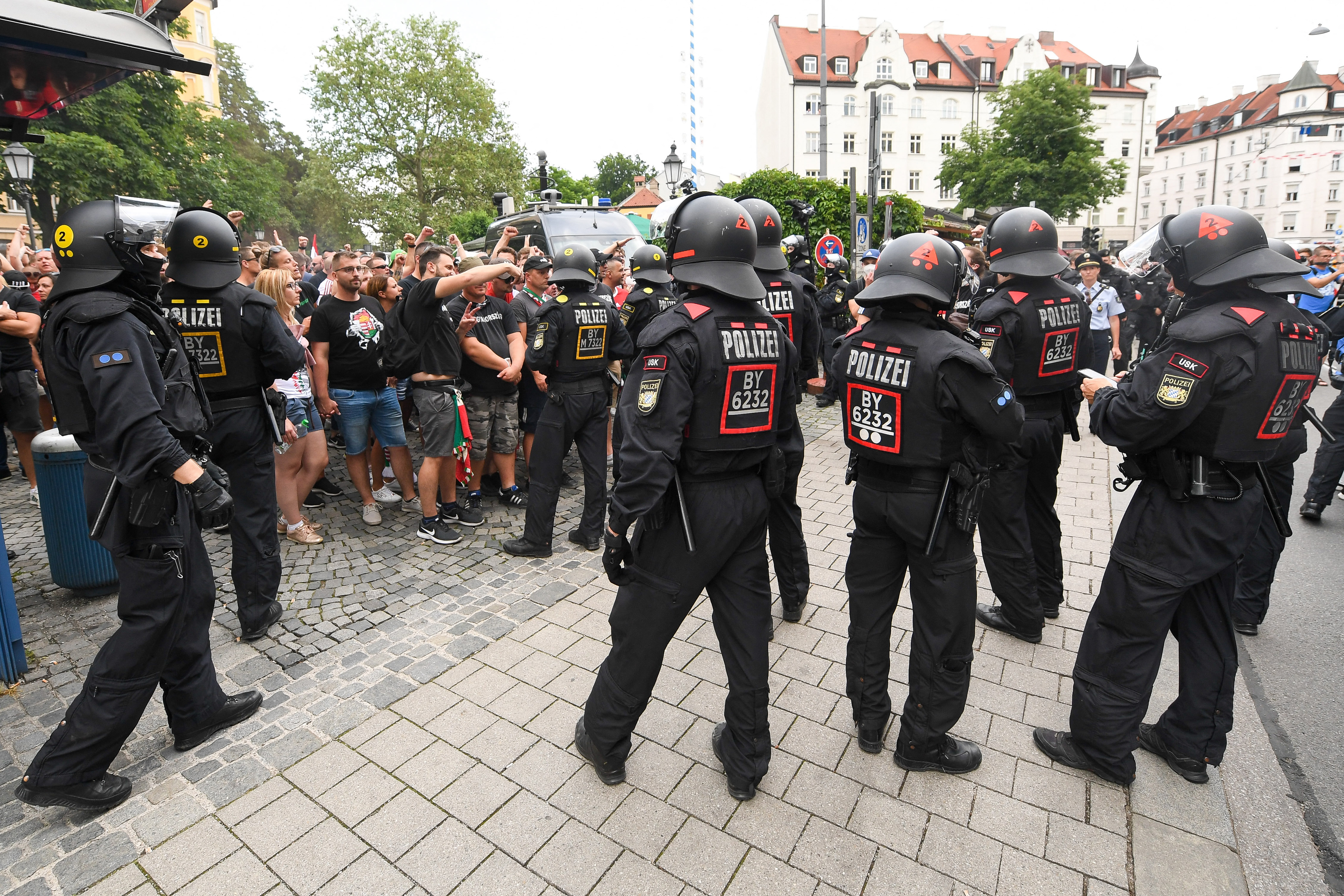 Német rendőrök és magyar szurkolók a Németország-Magyarország meccs előtt Münchenben 2021. június 23-án.