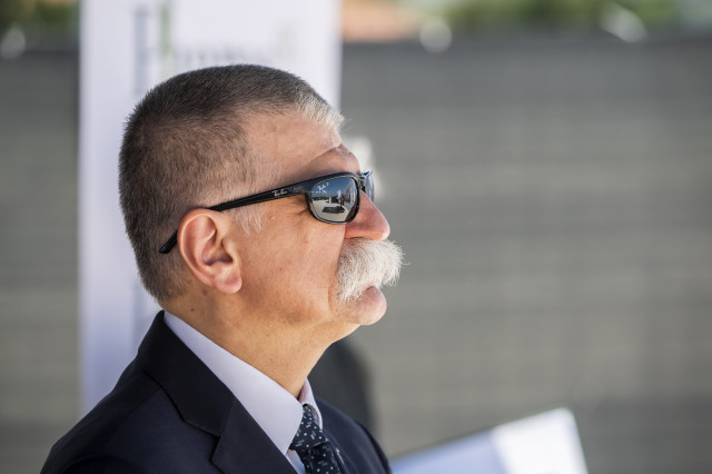 Kövér László, az Országgyűlés elnöke Szigetszentmiklóson, a Temesvár utcai iskola alapkőletételi ünnepségén 2021. június 23-án. A településen egy 16 tantermes, 450 diákot befogadó iskola épül.