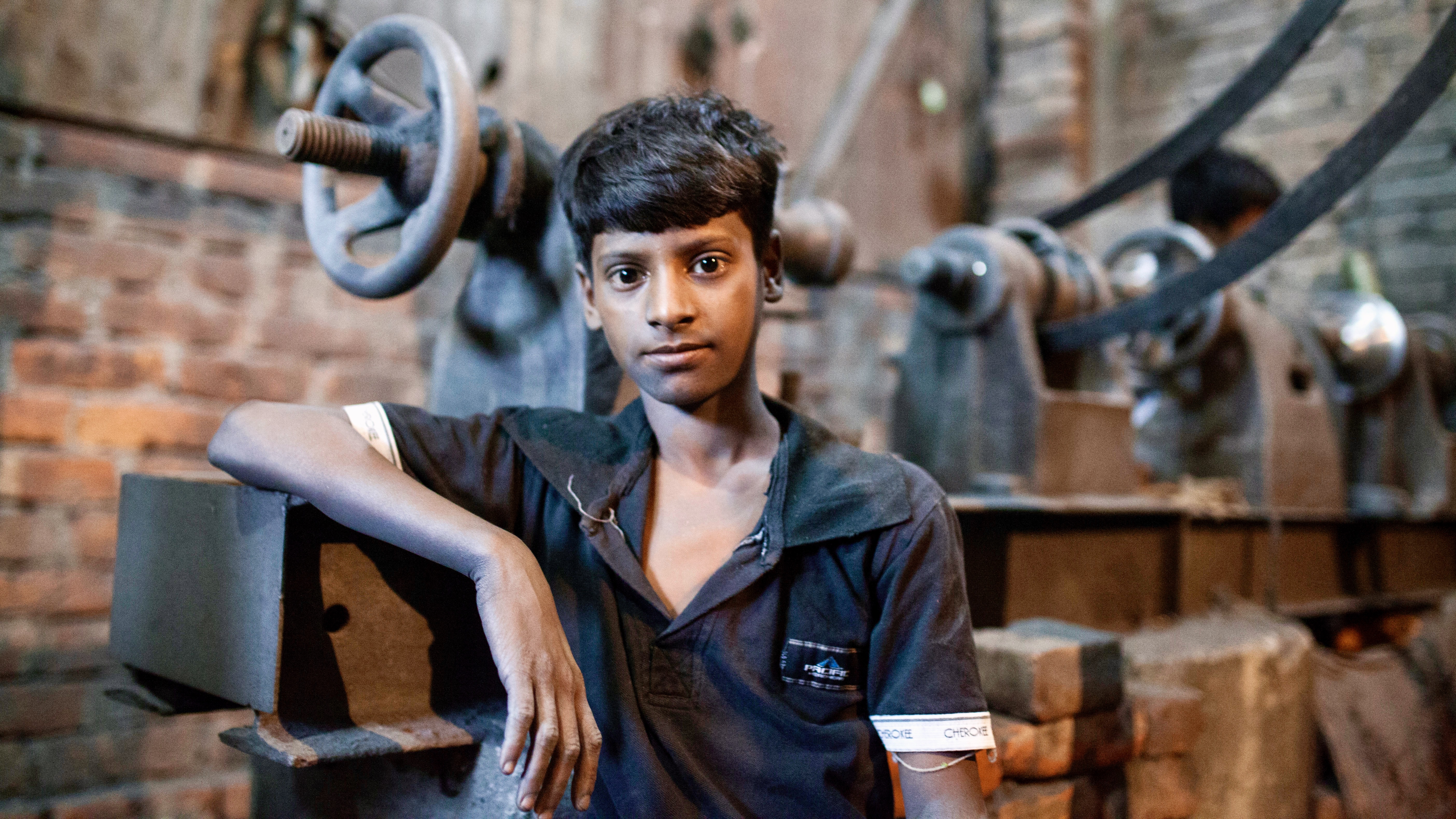 Gyerekmunkás egy alumíniumedényeket gyártó üzemben, a bangladesi Dhakában. Világszerte legalább 168 millió gyerekmunkást dolgoztatnak; közülük 85 millióan végeznek veszélyes munkákat.