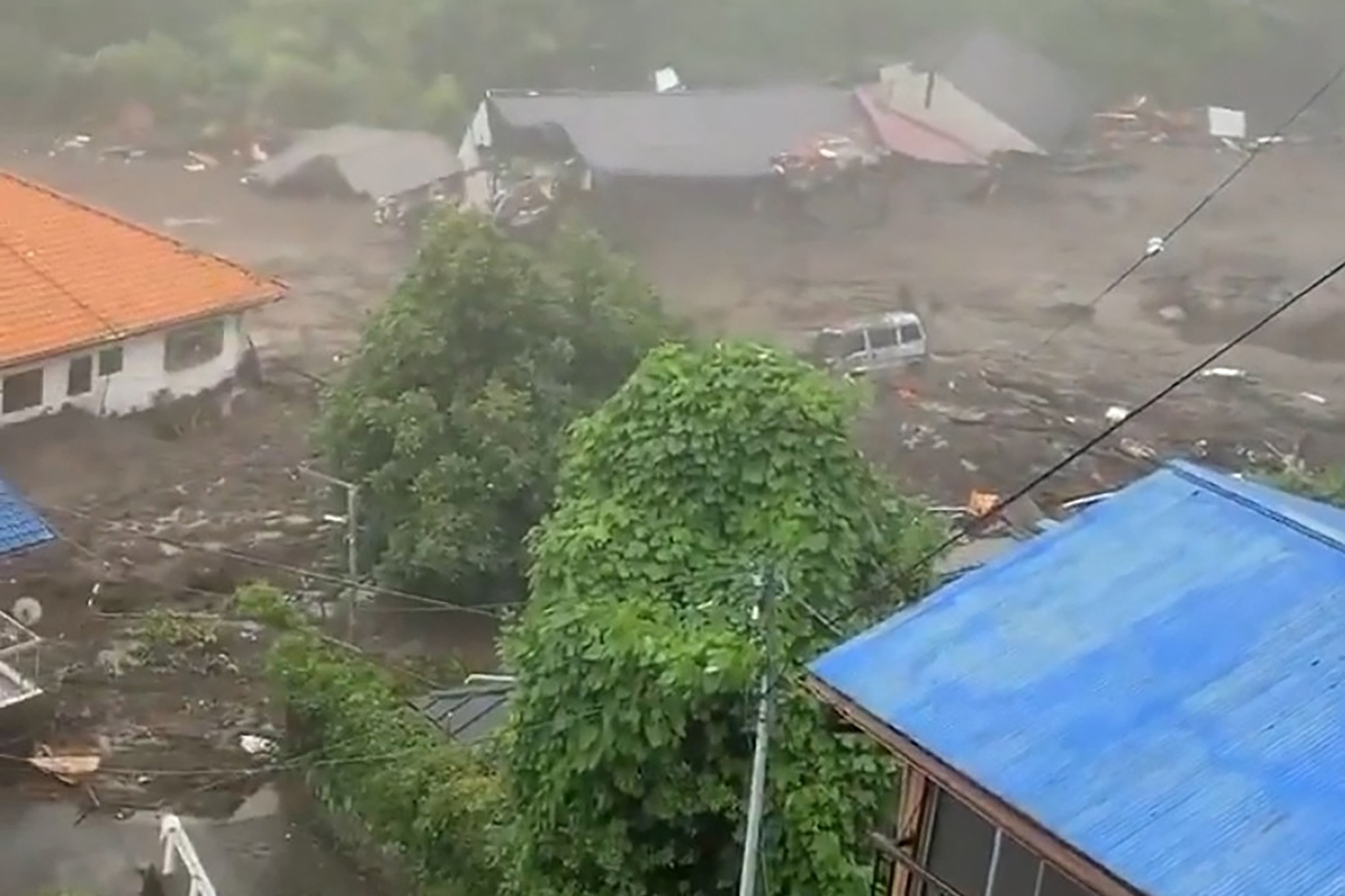 Házsorokat sodort el egy földcsuszamlás Japánban