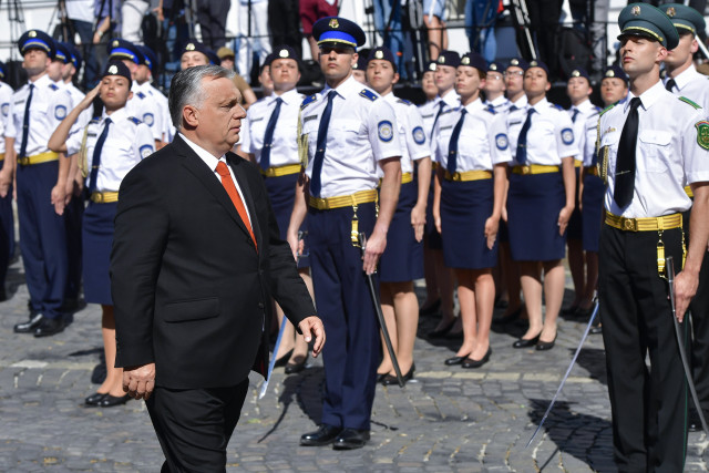 Orbán Viktor megszemléli a Nemzeti Közszolgálati Egyetem rendészettudományi karának végzett hallgatóit.