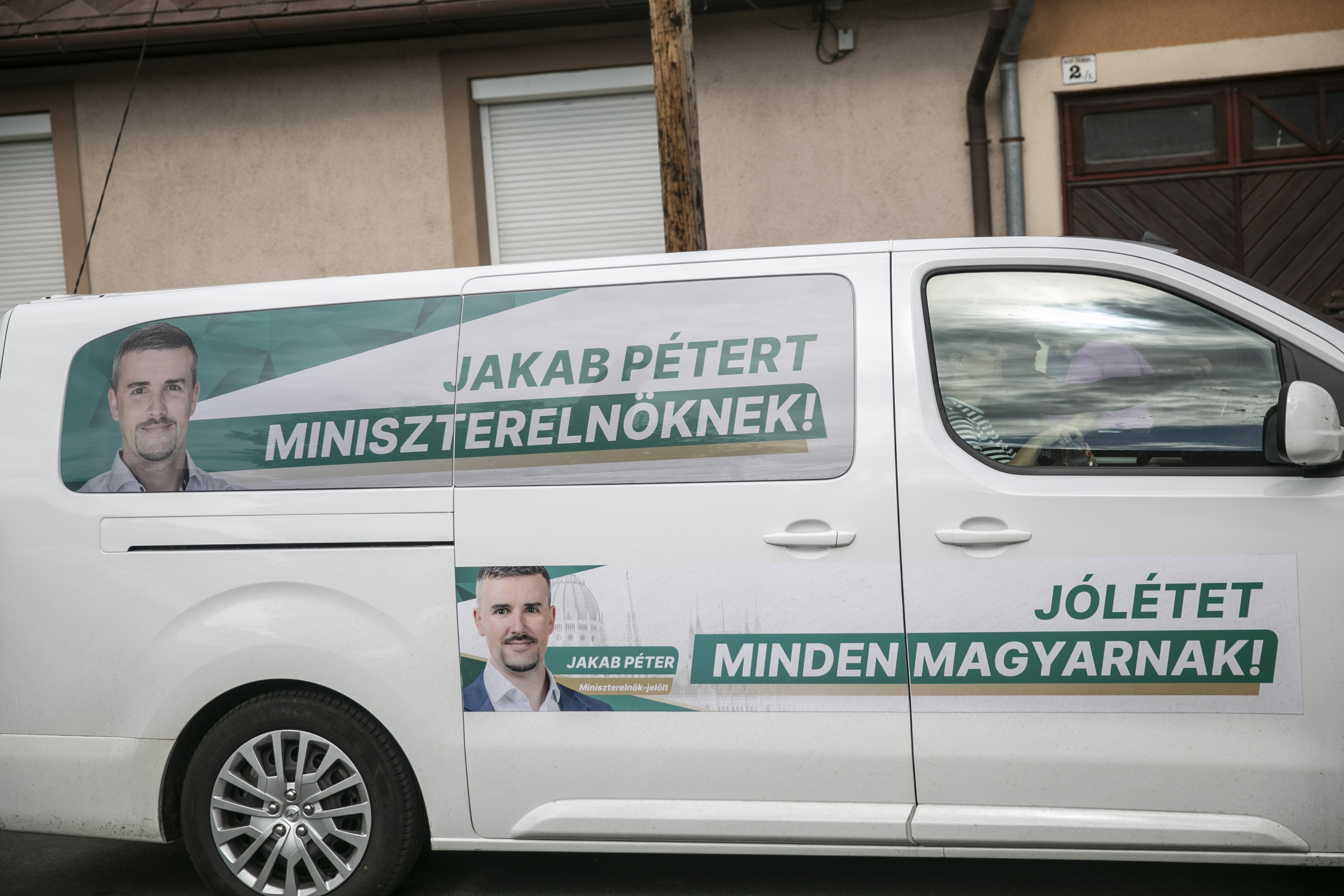 A Jobbikból kilépő politikus barátnője kapta a párttól elvett posztokat