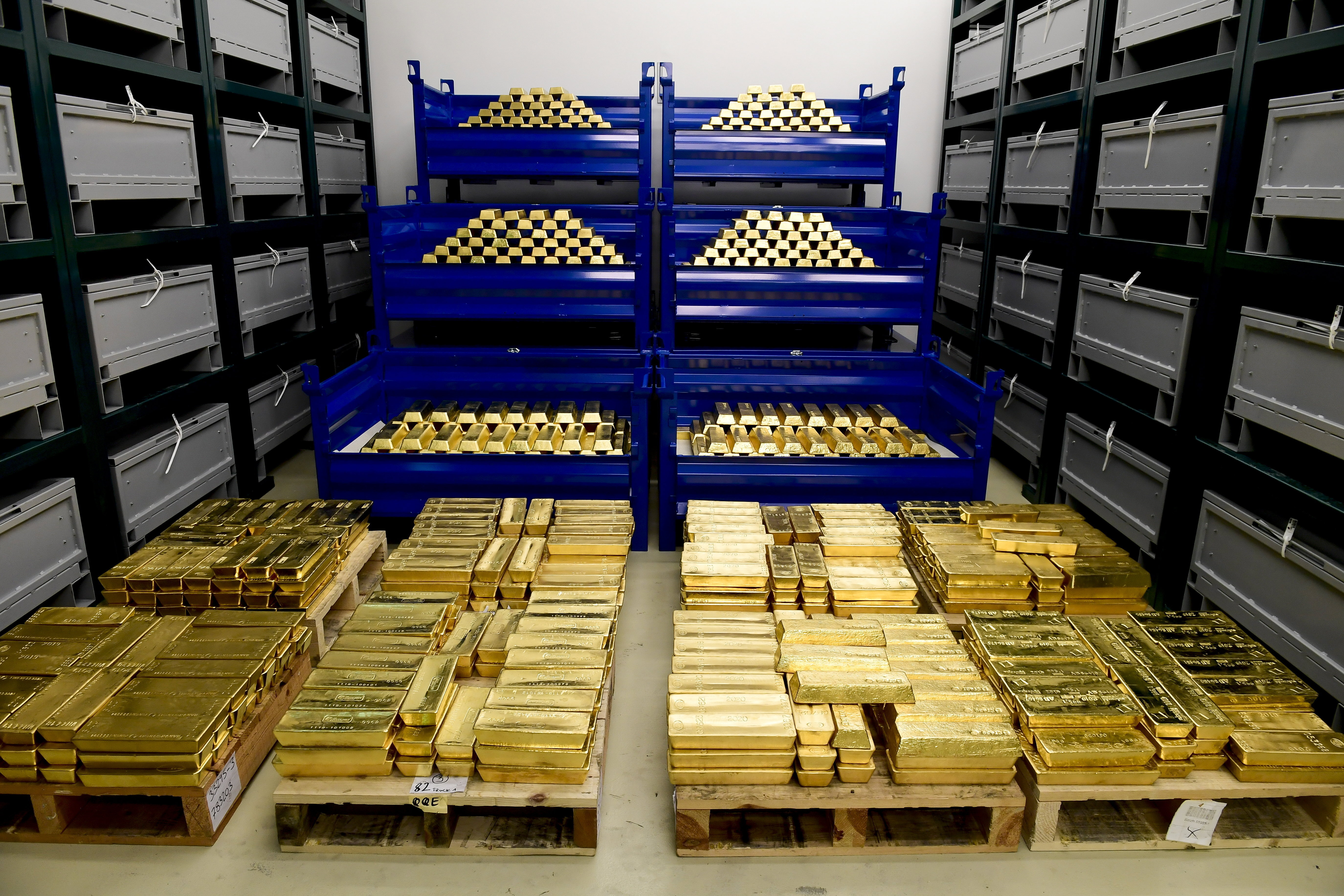 Aranytömbök az MNB által őrzött aranytartalékból Budapesten, a jegybank logisztikai központjában 2021. július 6-án
