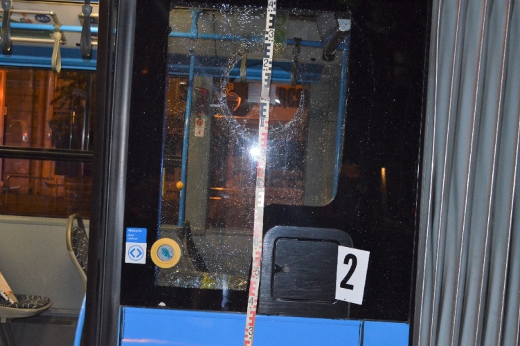 Megsérült egy négy hónapos csecsemő, amikor egy férfi kockakővel bedobta egy busz ablakát Budapesten