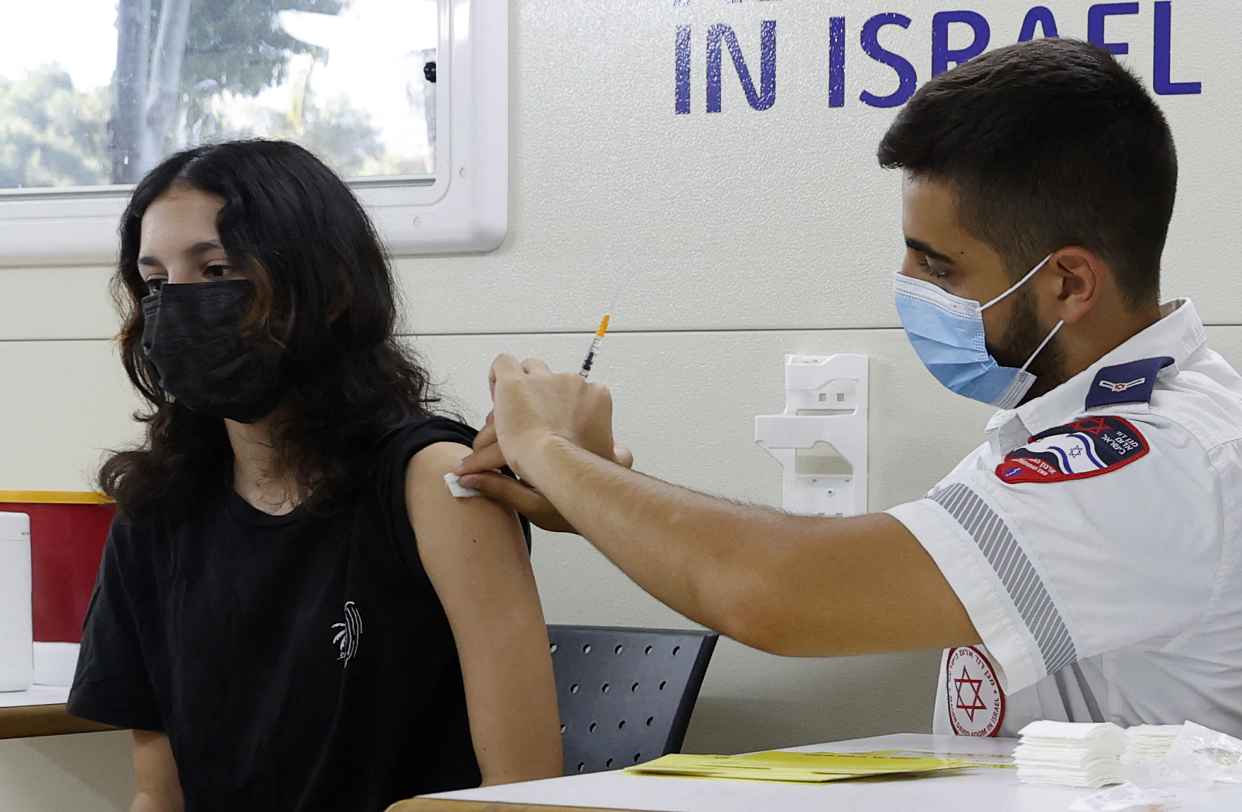 Izraelben harmadik dózist kapnak a Pfizerből azok, akiknek gyenge az immunrendszerük