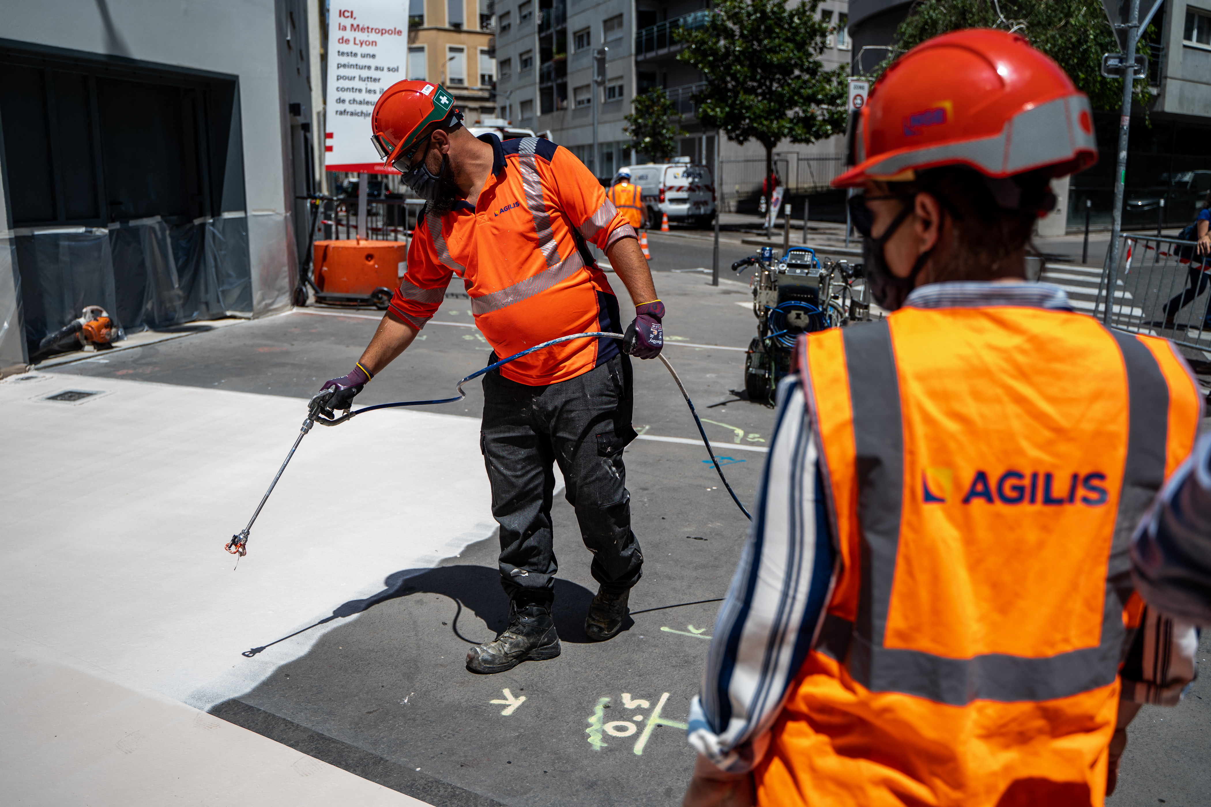A beton fehérre festésével védekeznek a hőszigethatás ellen a franciaországi Lyonban 2021 júliusában, a módszerrel akár 10 Celsius-fokkal is csökkenthető a felületi hőmérséklet