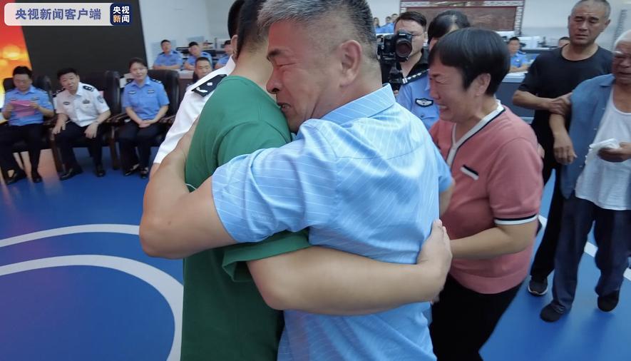 24 évvel az elrablása után újra találkozott egy kínai férfi a szüleivel