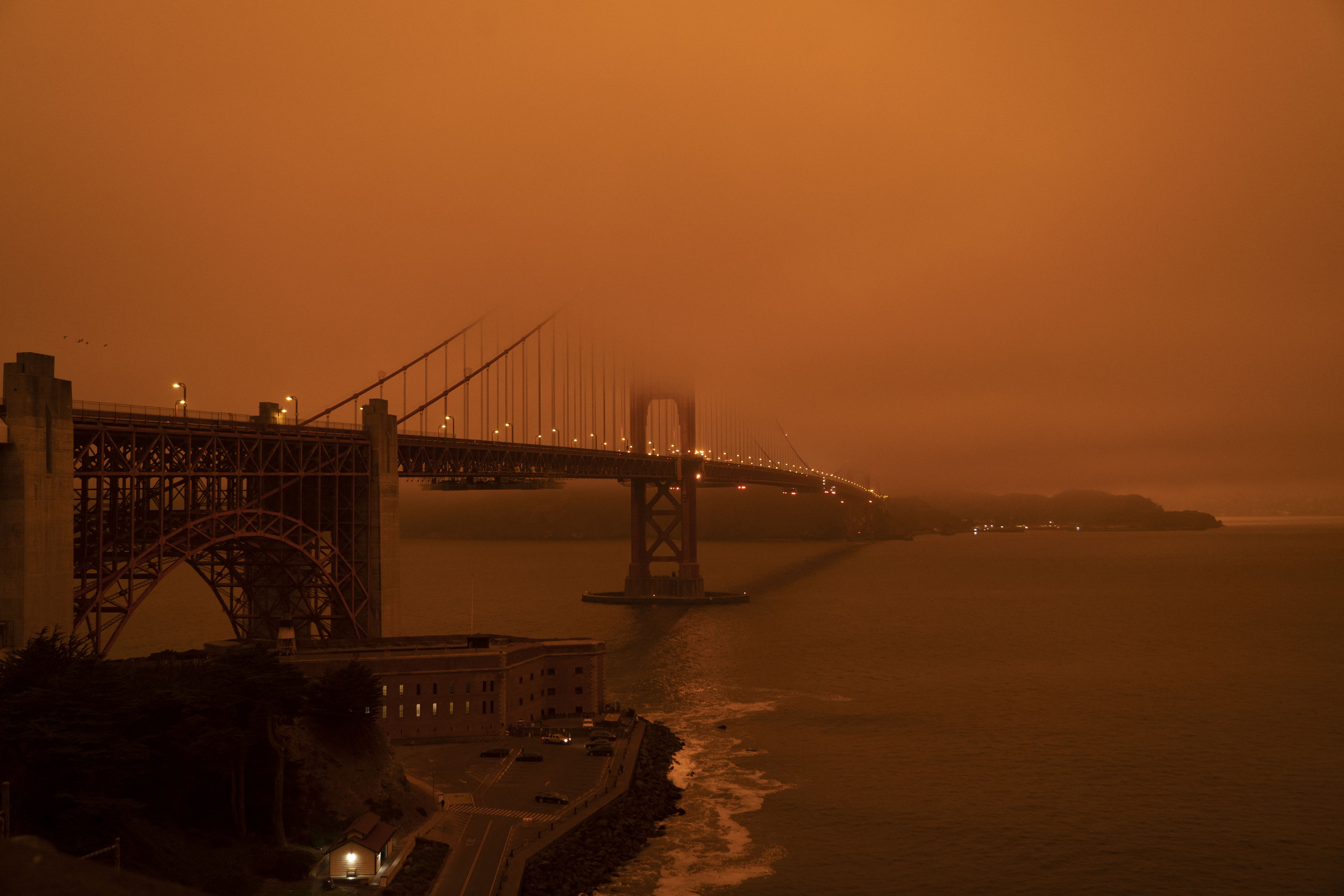 San Francisco legnevezetesebb látványossága, a Golden Gate 2020. szeptember 9-én. A füst miatt nem sok látszik belőle.