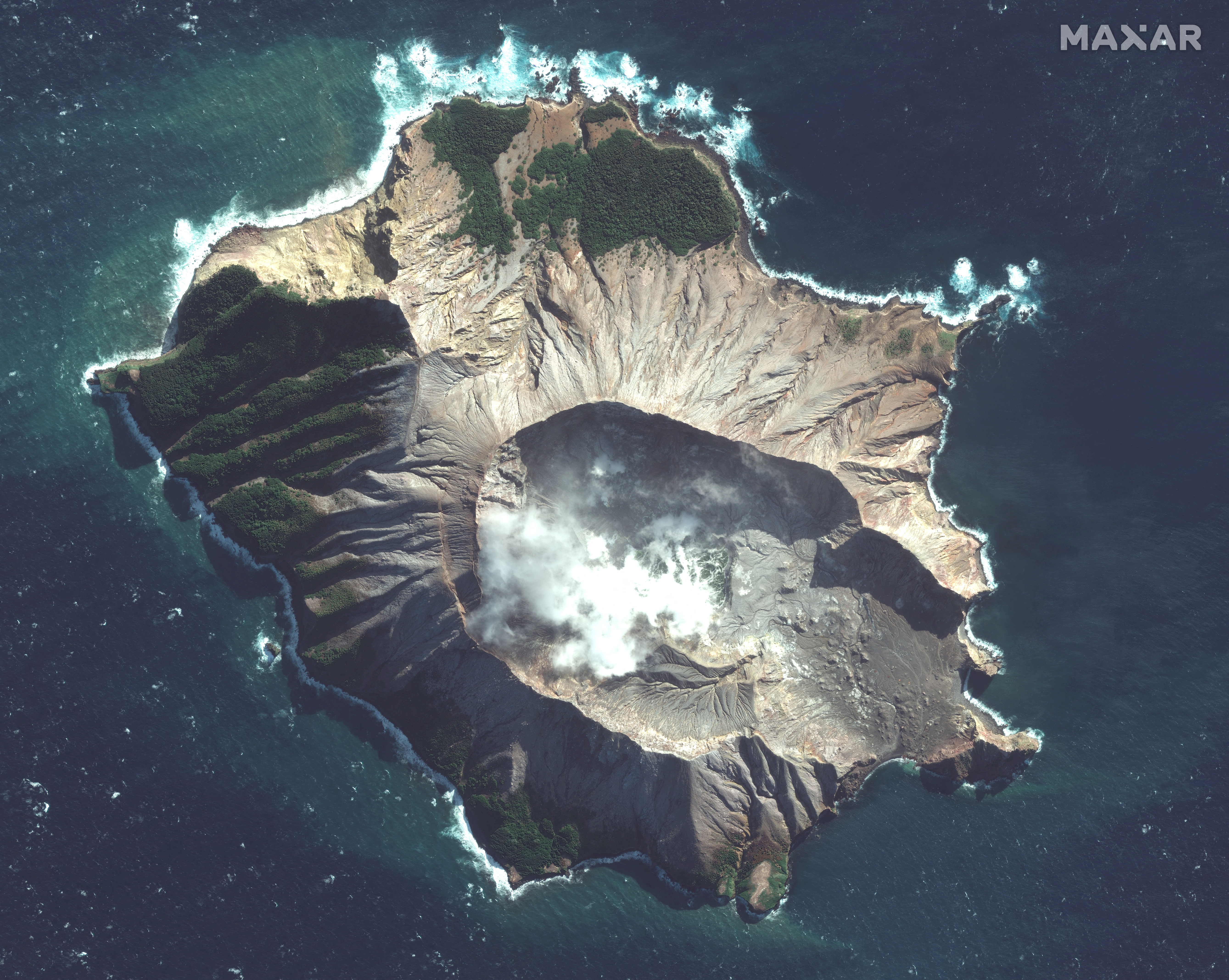 Műholdfelvétel a Fehér-szigeten fekvő vulkánról 2019. május 12-én, nyolc hónappal a kitörés előtt.