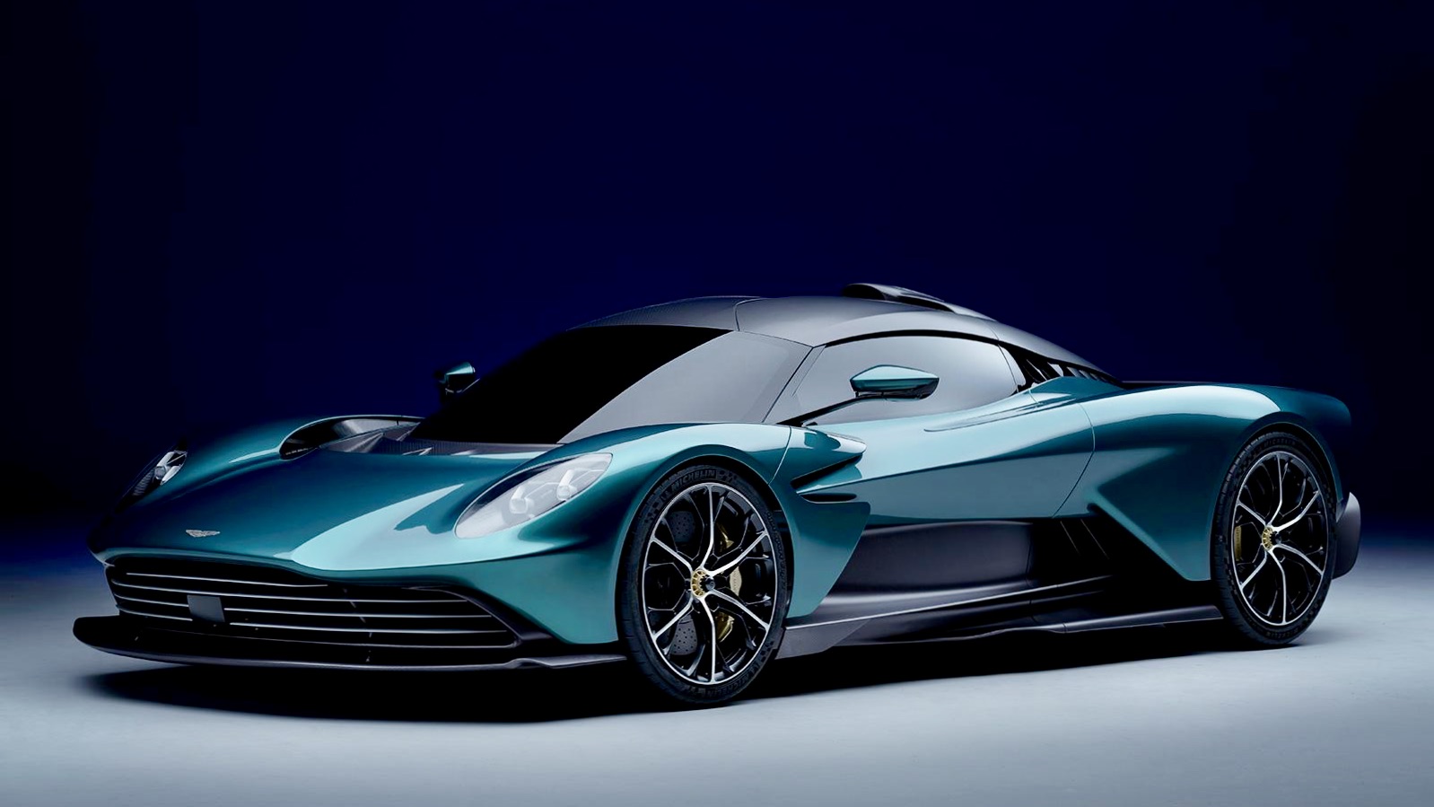 Gyors, gyönyörű és méregdrága: jön az Aston Martin hibrid szupersportautója