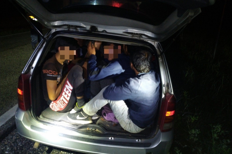 A trükkös embercsempész tíz embert gyömöszölt az autójába