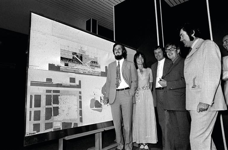 Renzo Piano, Sue Rogers és Richard Rogers, valamint az Arup két statikusa, Ted Happold és Peter Rice a Grand Palais-ben kiállított győztes terv előtt 1971. július 19-én