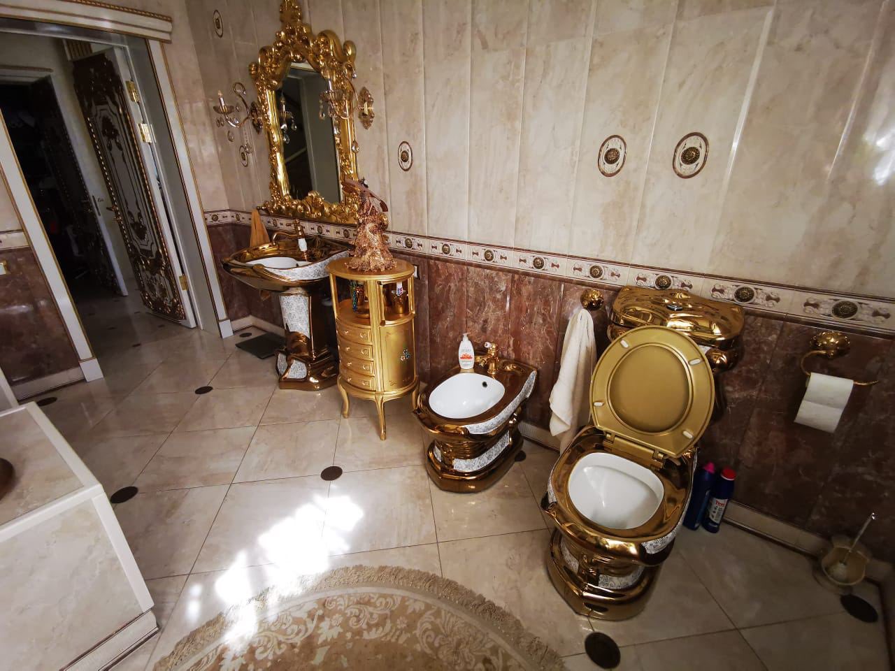 Maffiaként működött az orosz város rendőrsége, a főnök lakásában a vécéülőke is aranyból van