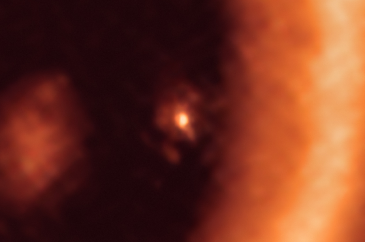 A PDS 70c bolygó (a legfényesebb pont) körül formálódó korong egy vagy több hold születését jelzi