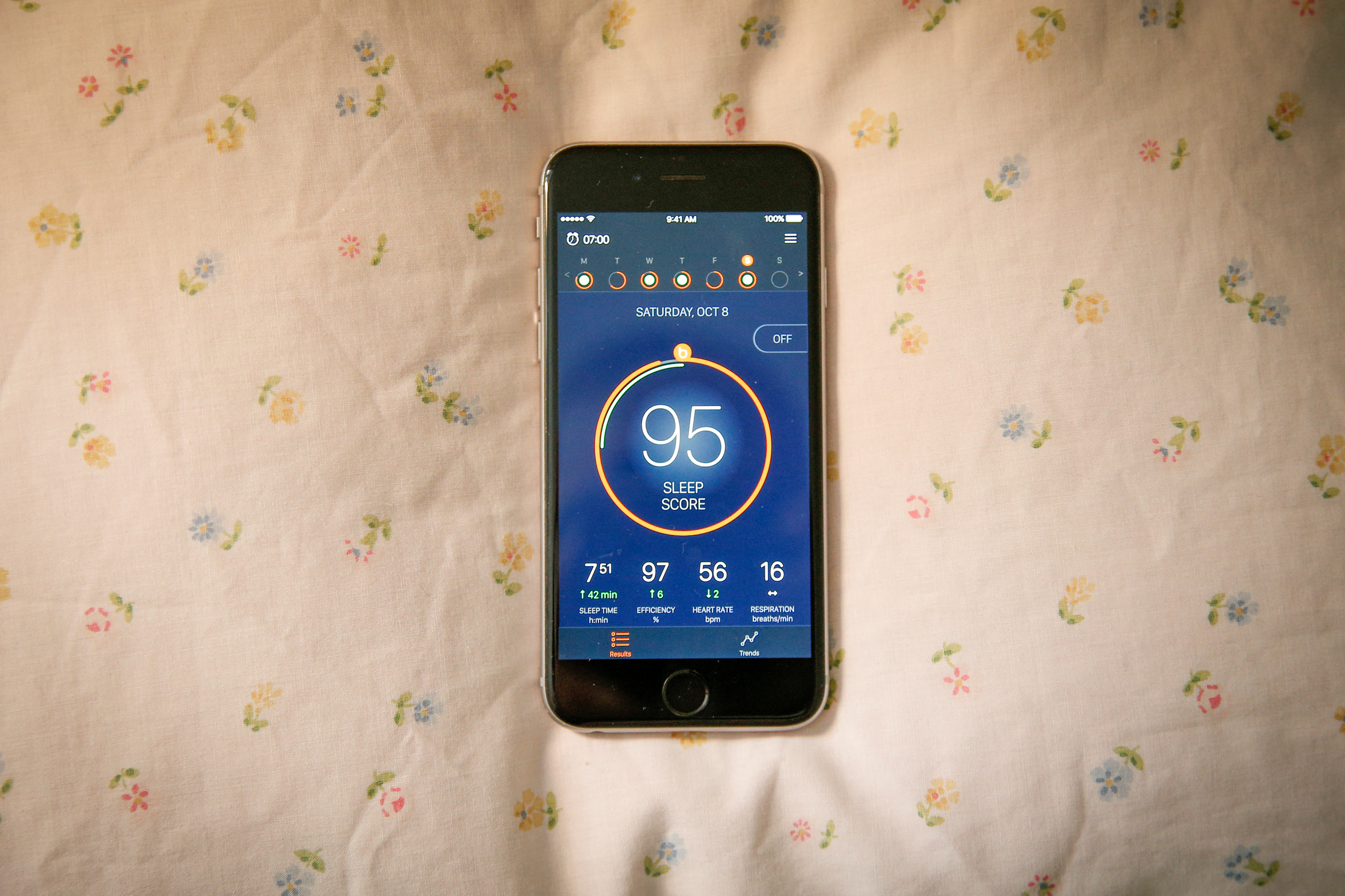 Alvásminőséget mérő Beddit alkalmazás egy iPhone-on, 2017. május 10-én. A hozzá tartozó szenzor az alvó testi működéséről küld adatokat a telefonra.