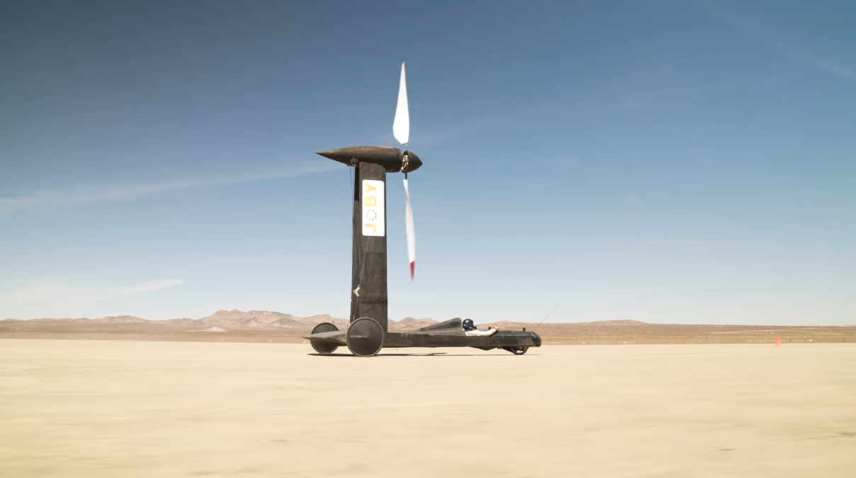 10 ezer dollárban fogadott a youtuber a fizikussal, hogy létezik szélmeghajtású jármű, amely gyorsabb a szélnél