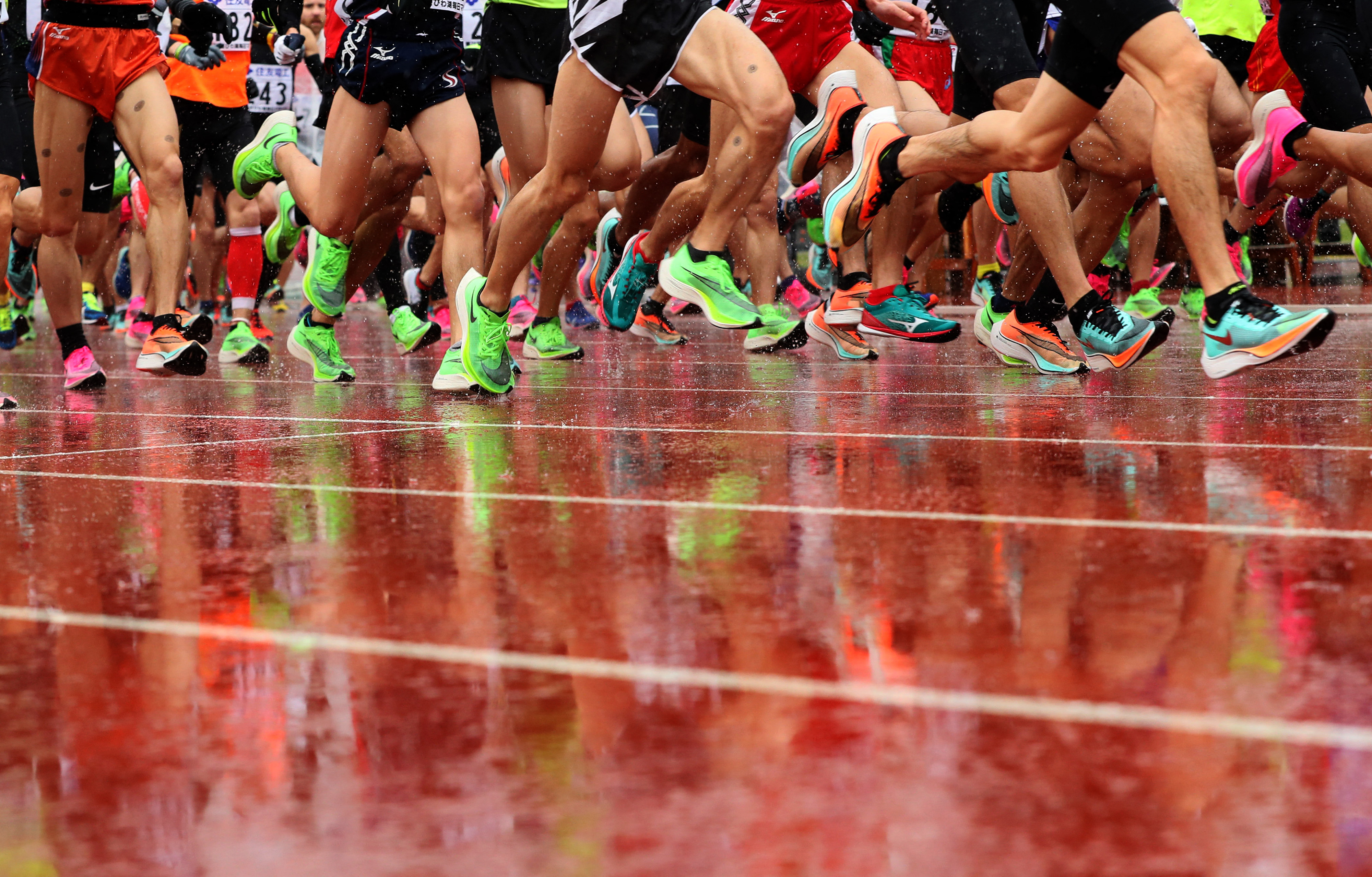 Maratonfutók egy 2020-as japán versenyen, többségük Vaporfly-ban