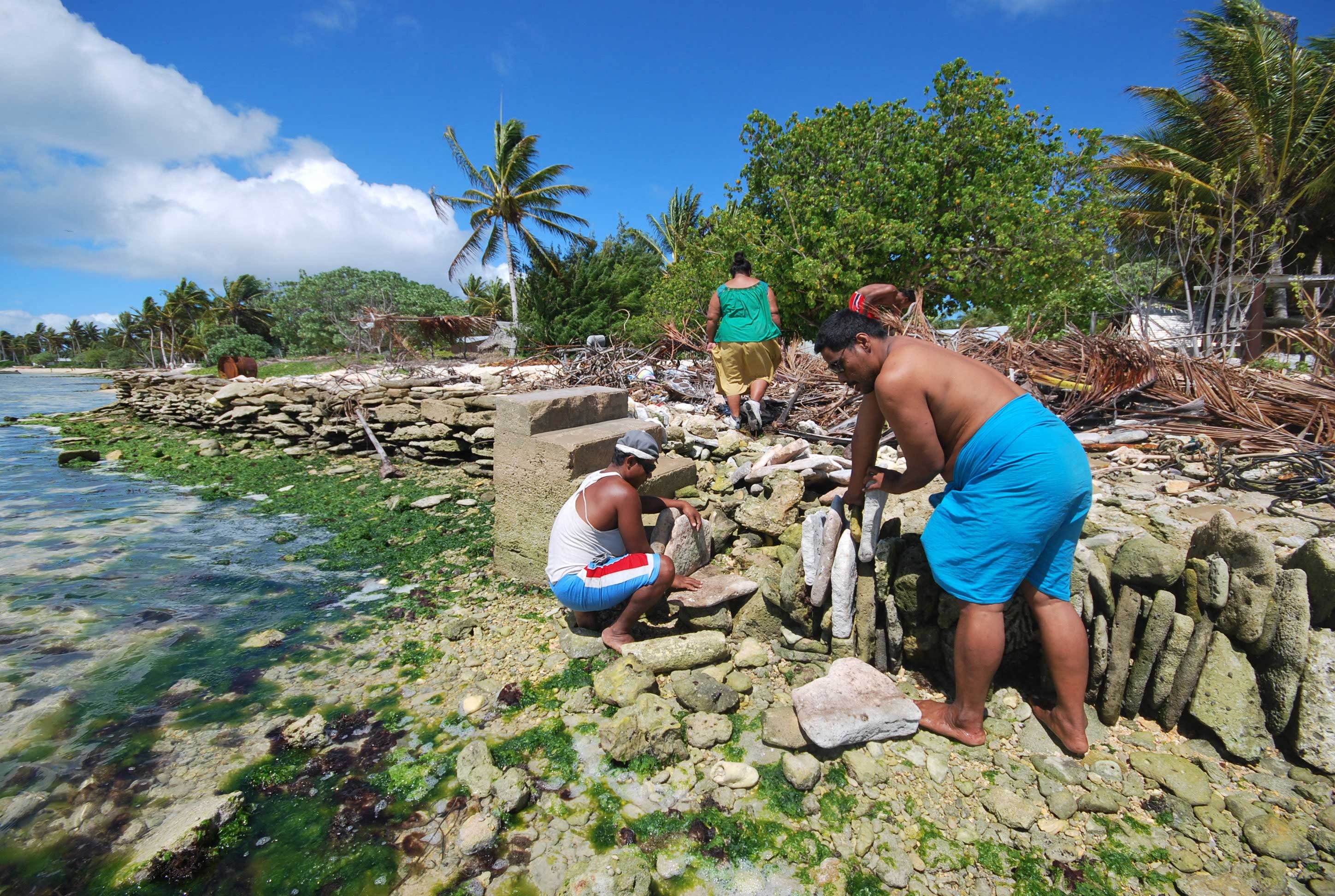 Kiritimati lakosai kőből építenek védőgátat a parton