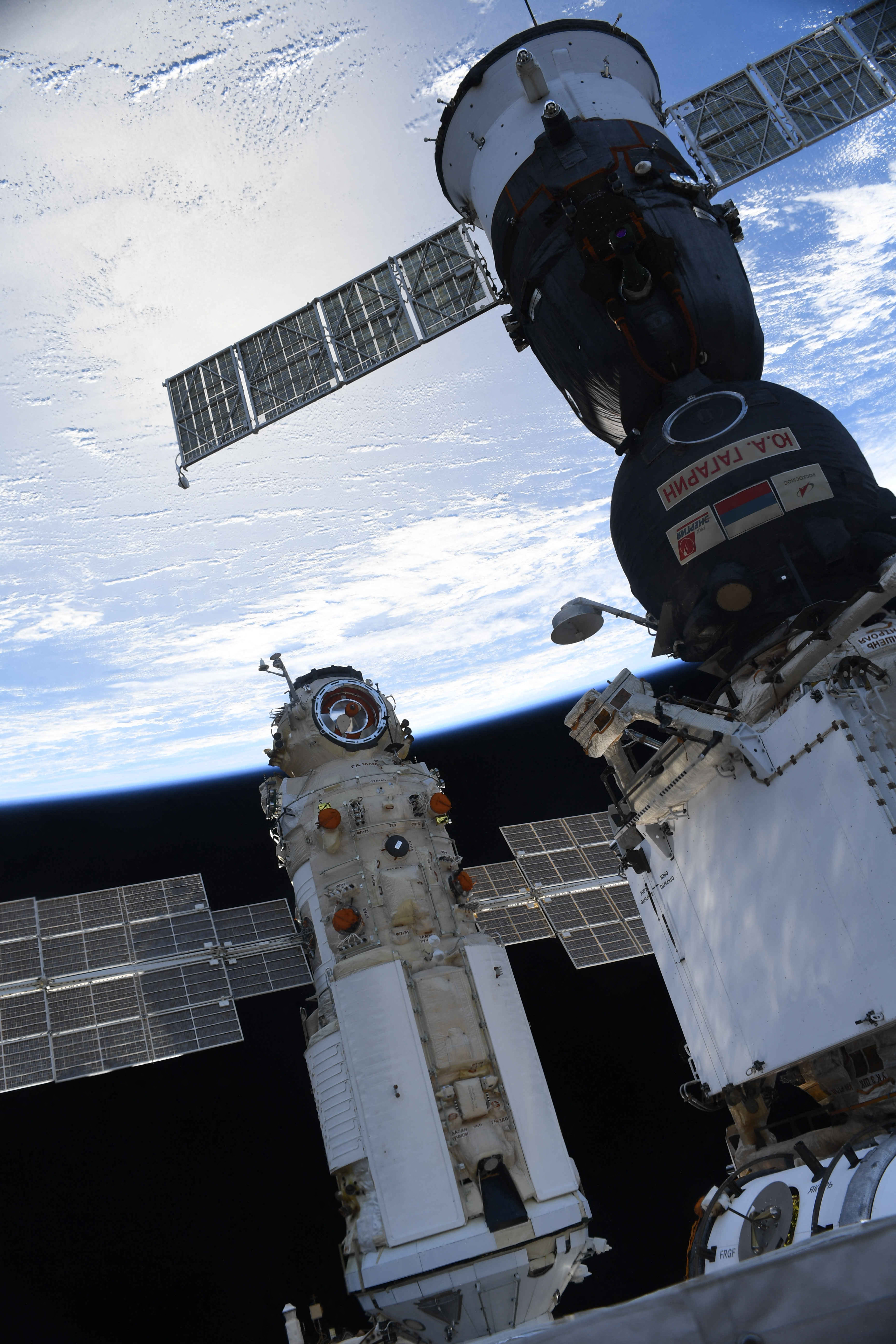 A Nauka (Tudomány) nevű űrmodul július 29-én csatlakozott a Nemzetközi Űrállomáshoz. A modul véletlenül beindult hajtóművei 45 fokkal billentették ki a pozíciójából az ISS-t.