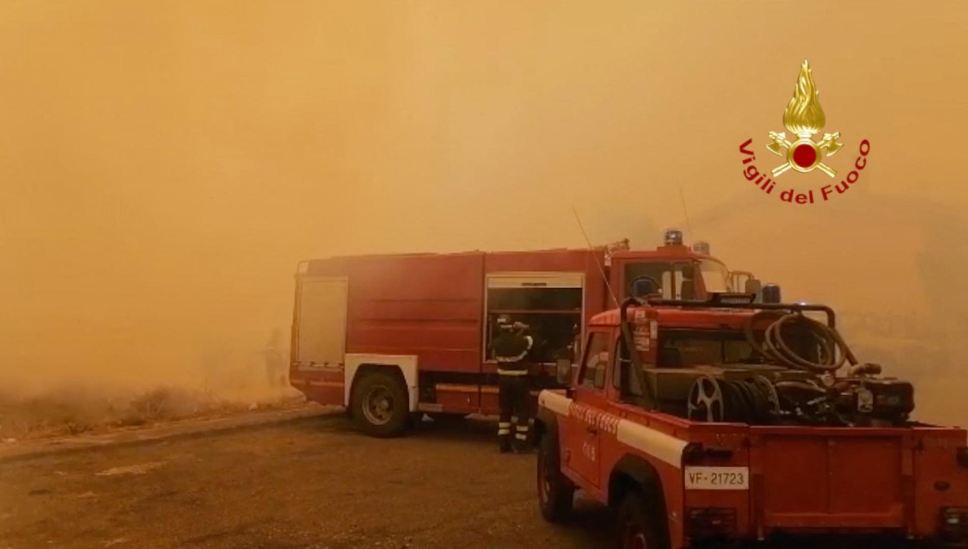 Szicíliában több mint nyolcszáz tűzoltó küzd az erdőtüzekkel