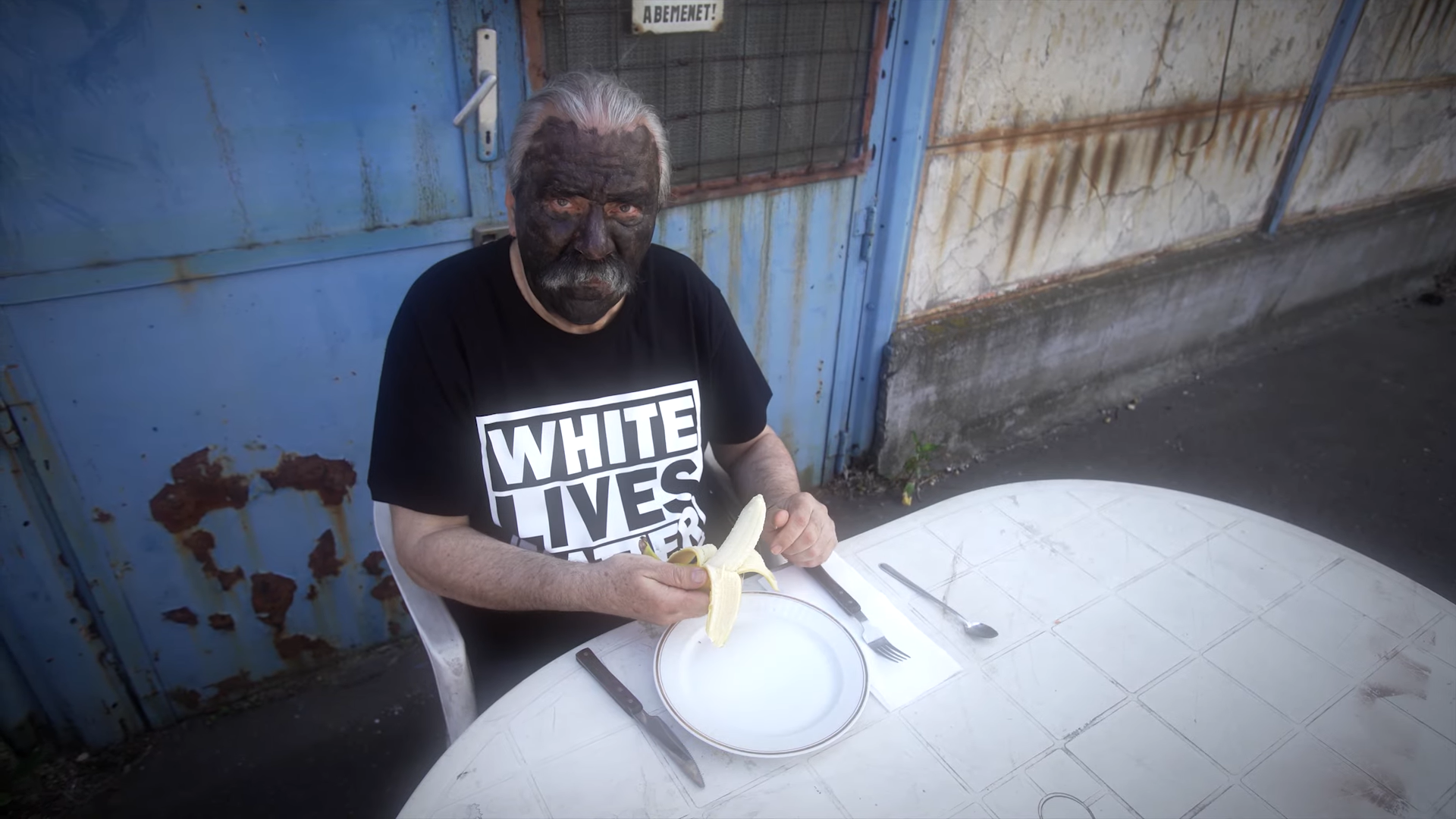 Az NKA 500 ezret adott a P. Mobil klipjére, amiben Schuster Lóránt barnára kent arccal, White Lives Matter pólóban hámoz egy banánt