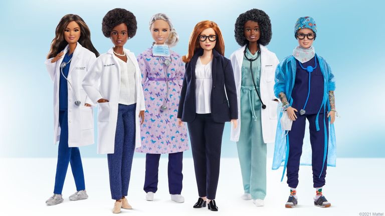 Orvos, ápoló és vakcinológus Barbie babákkal tiszteleg a Mattel a COVID elleni harc női hősei előtt