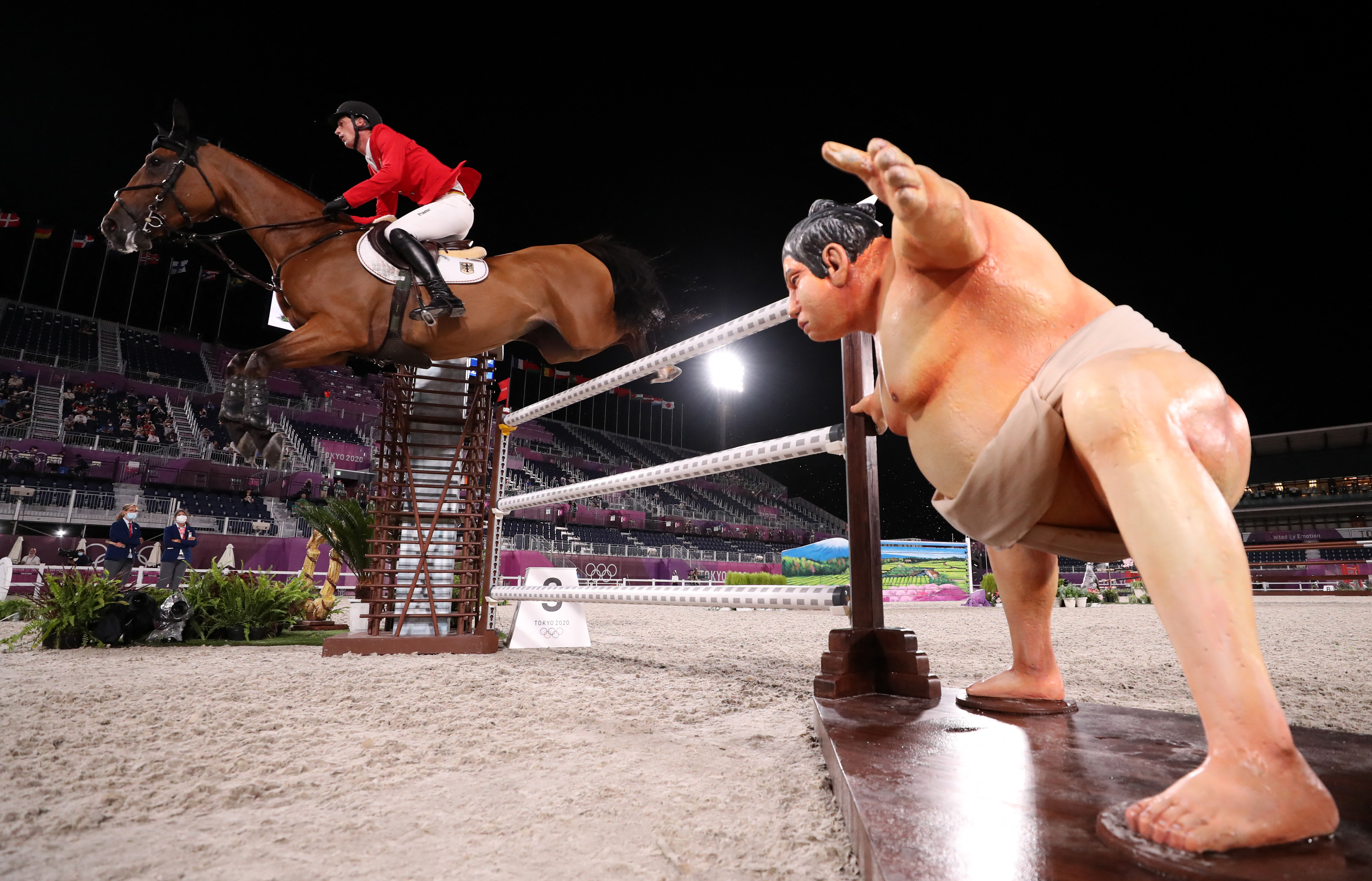 A frászt hozza egy szumós szobra a díjugrató lovakra a tokiói olimpián