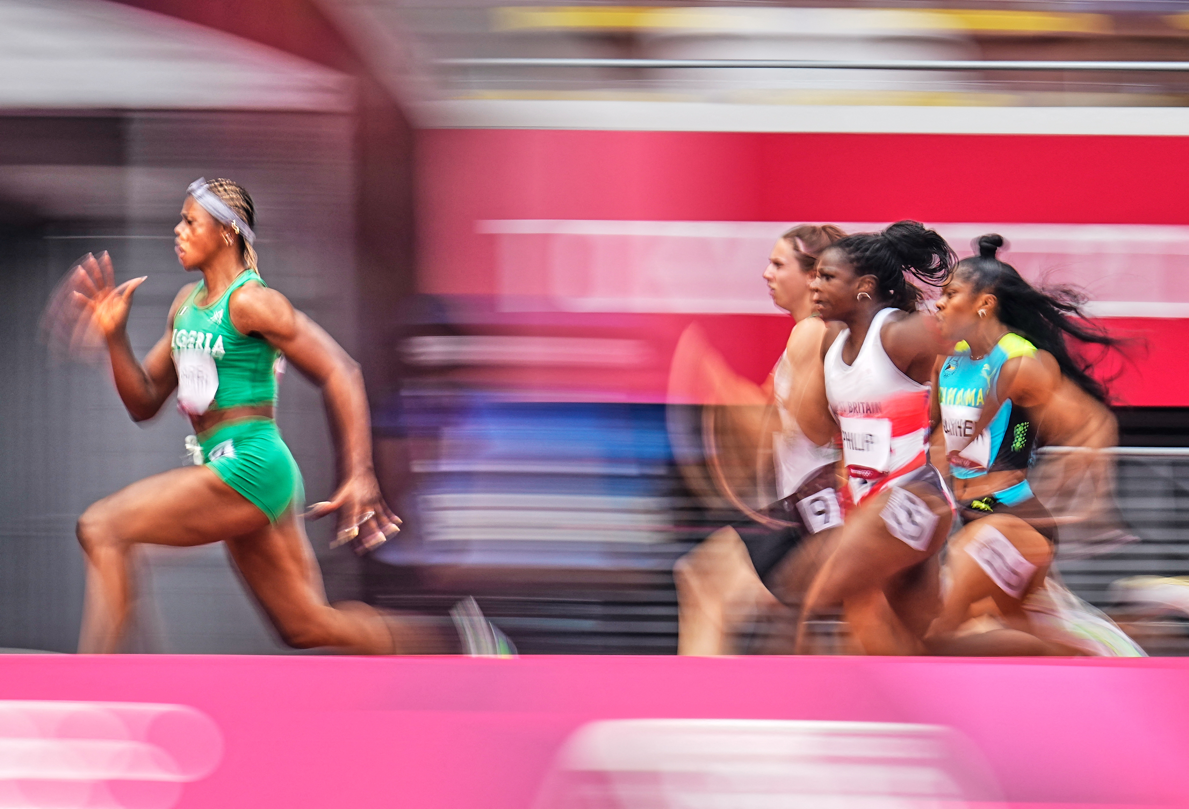 A 100 méteres síkfutásban döntőesélyes nigériai Blessing Okagbarénak pozitív lett a doppingtesztje a tokiói olimpián. Rajta kívül a sprinter kenyai Mark Otieno és a grúz súlylökő, Benik Abramjan bukott le tiltott szteroidok miatt.