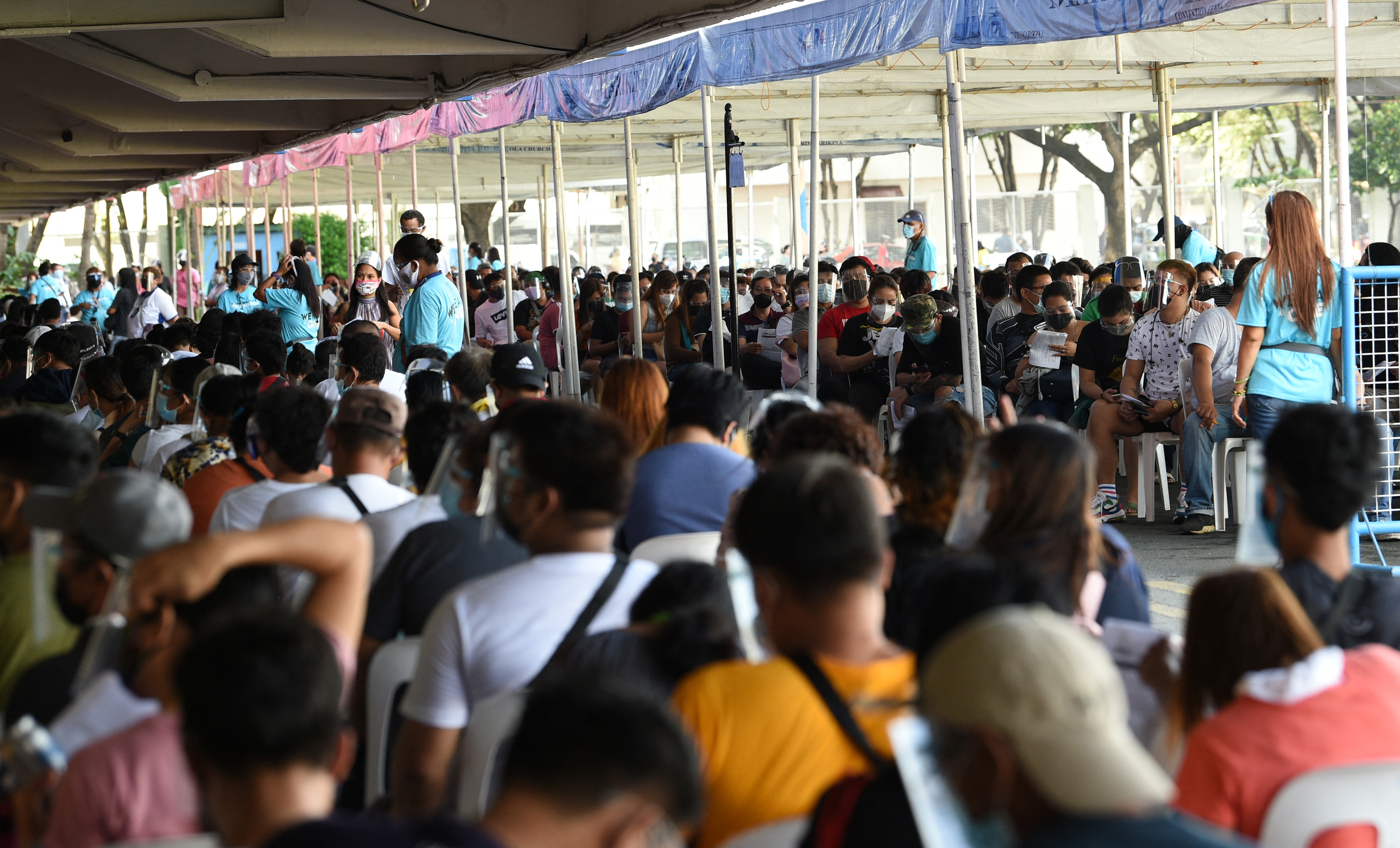Álhírek miatt rohamozták meg ezrek az oltóközpontokat a Fülöp-szigeteken