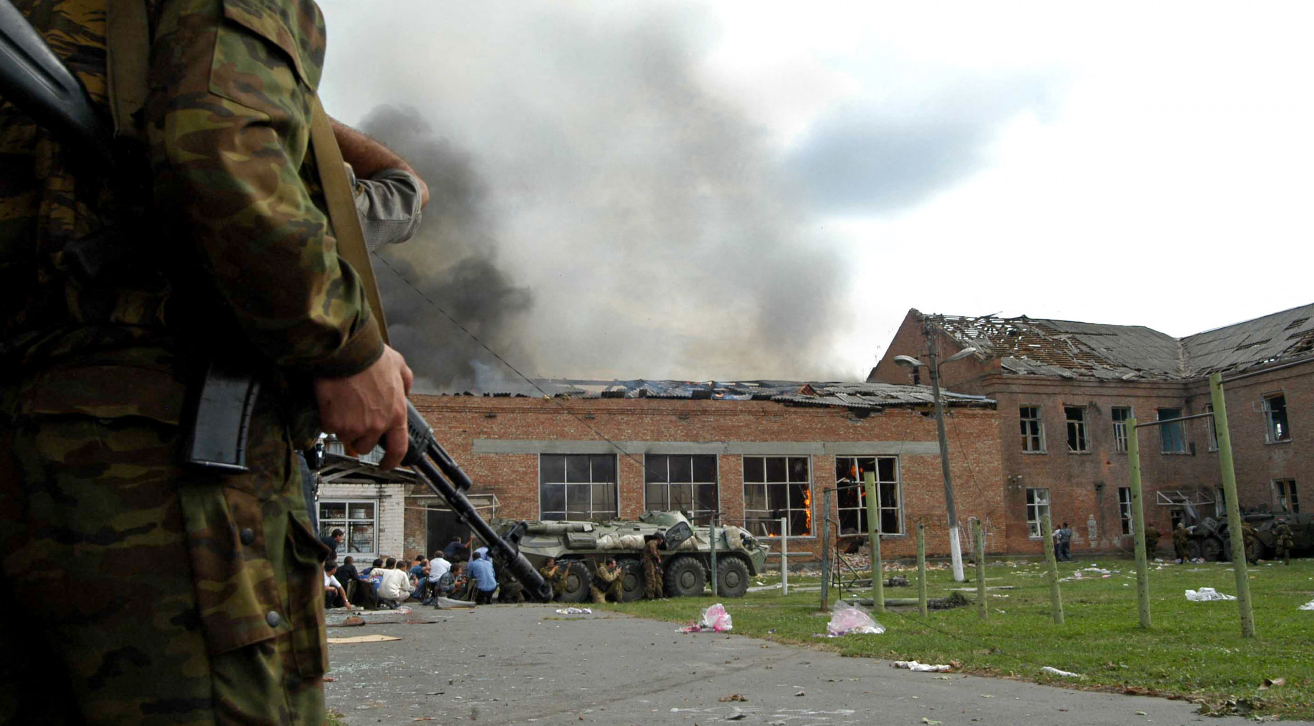 Теракт детей в школе беслан. Беслан 1 сентября 2004 штурм. 2004 — Захвачена школа в Беслане.