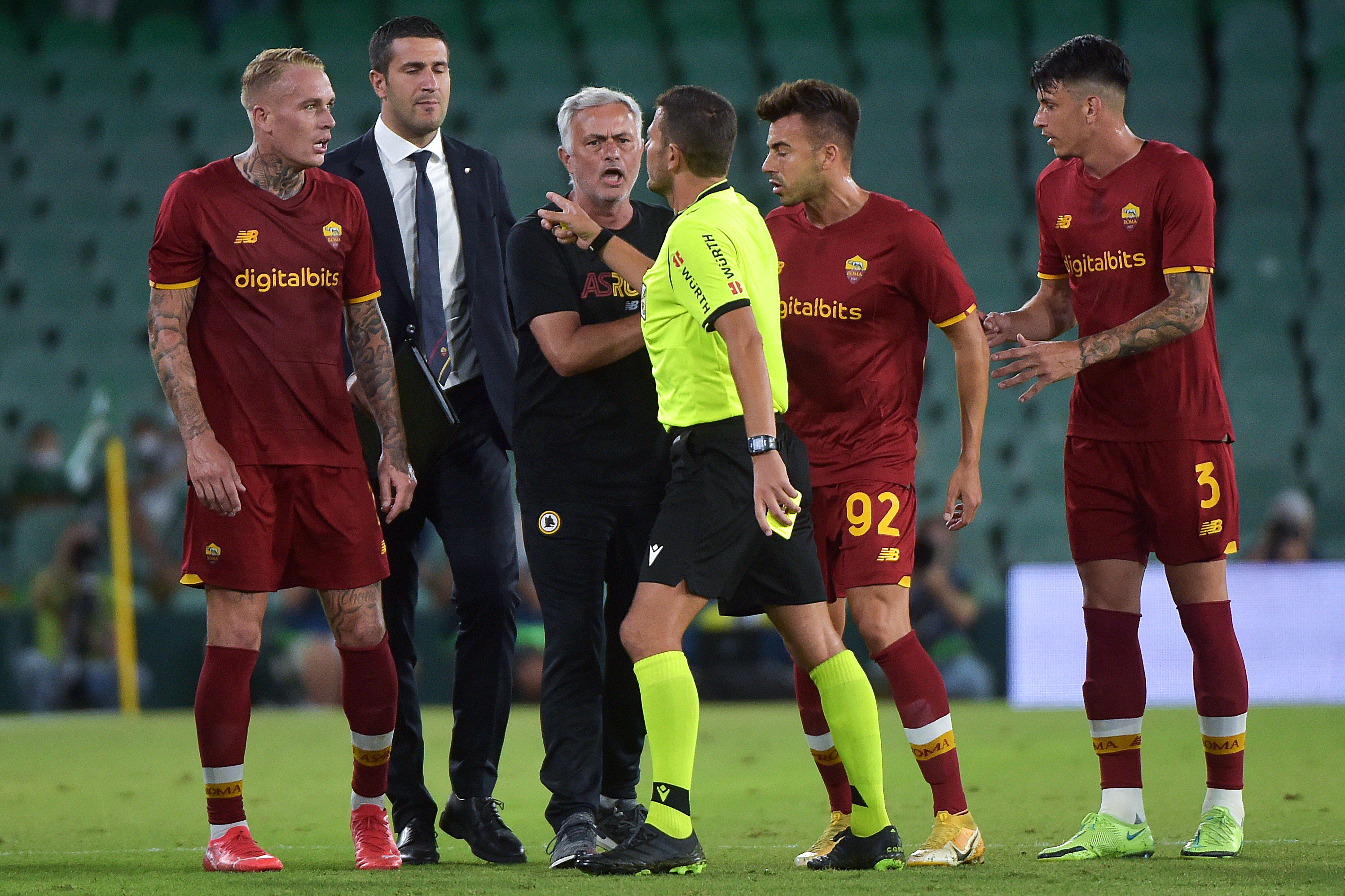 Mourinho bemutatkozott a Rómánál: üvöltő reklamálás, kiállítás, öt kapott gól, és még három piros lap