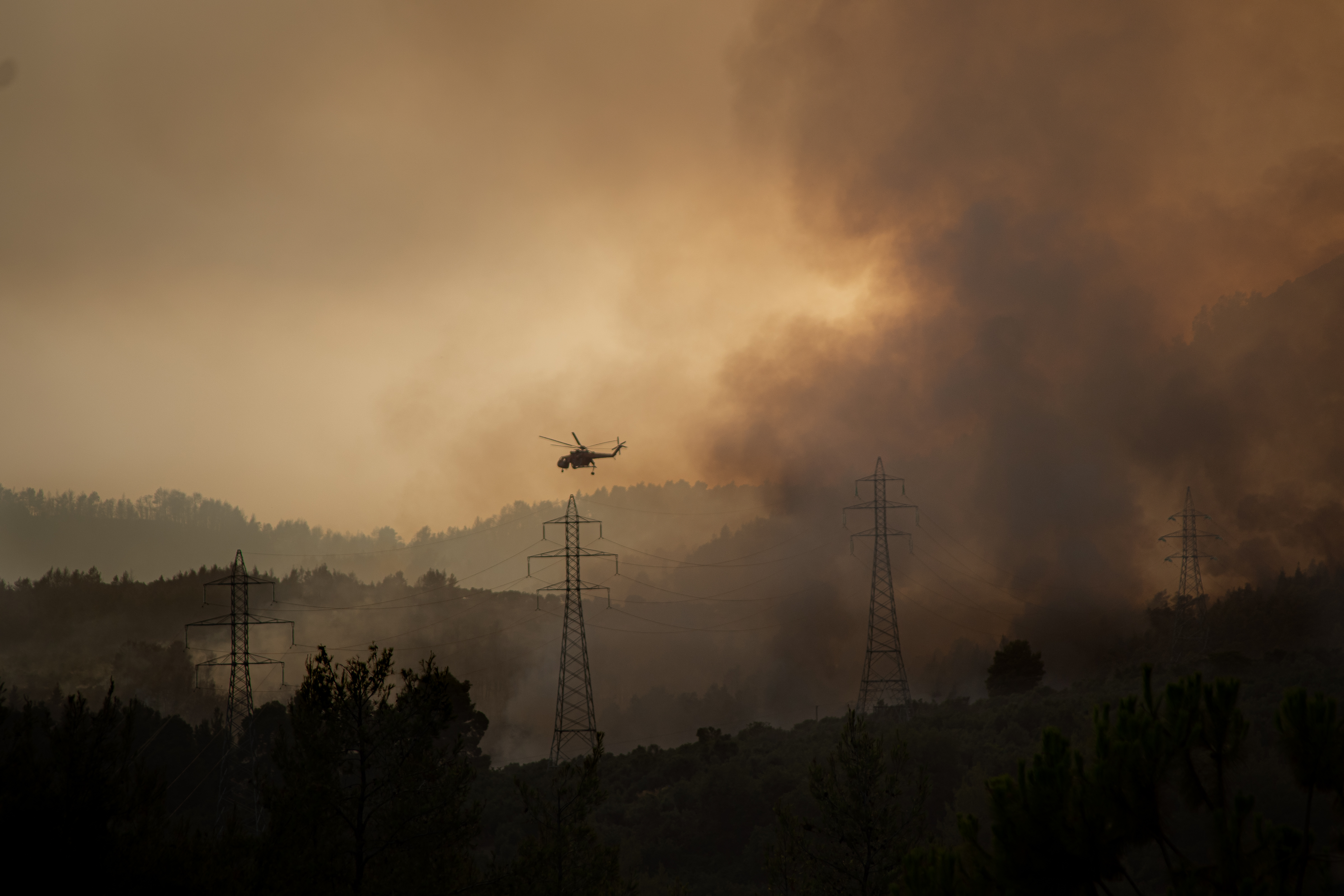 Tűzoltó-helikopter oltja a lángokat Evia szigetén, 2021. augusztus 5-én.