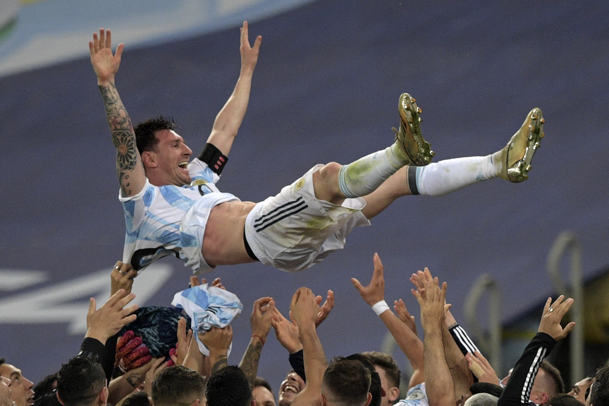 Argentin játékostársai ünneplik Messit a Copa América diadal után 2021 július 10-én